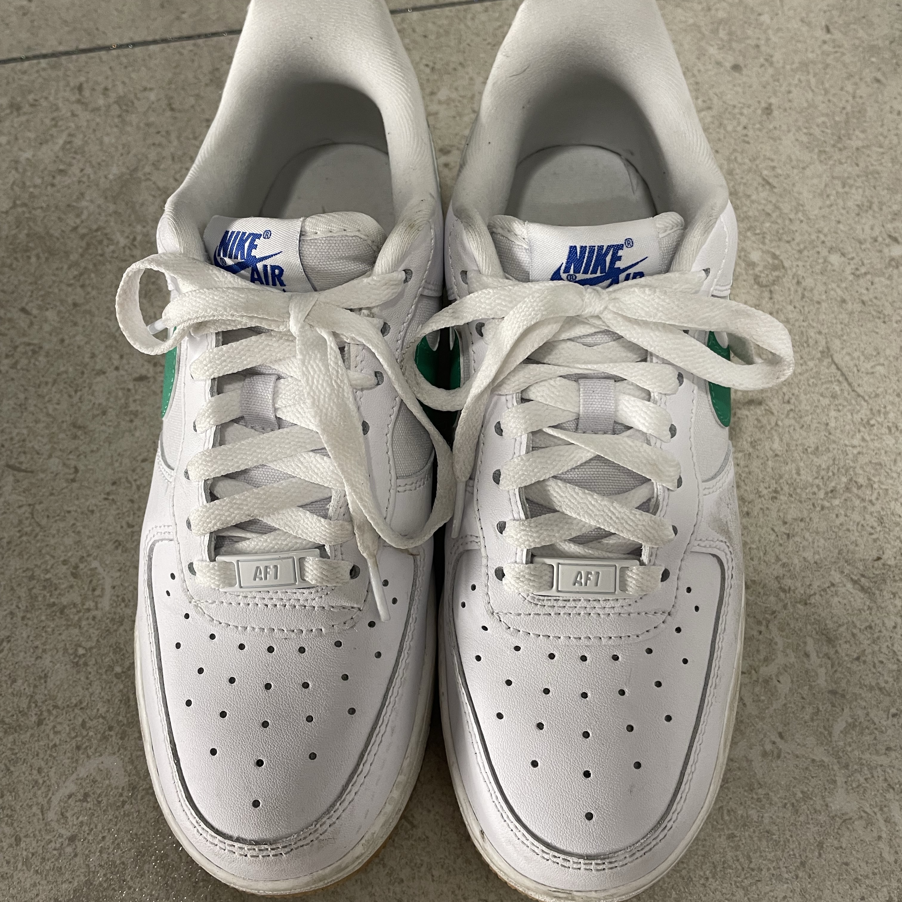 (W) Nike Air Force 1 '07 White Stadium Green 착용 스타일 - 1