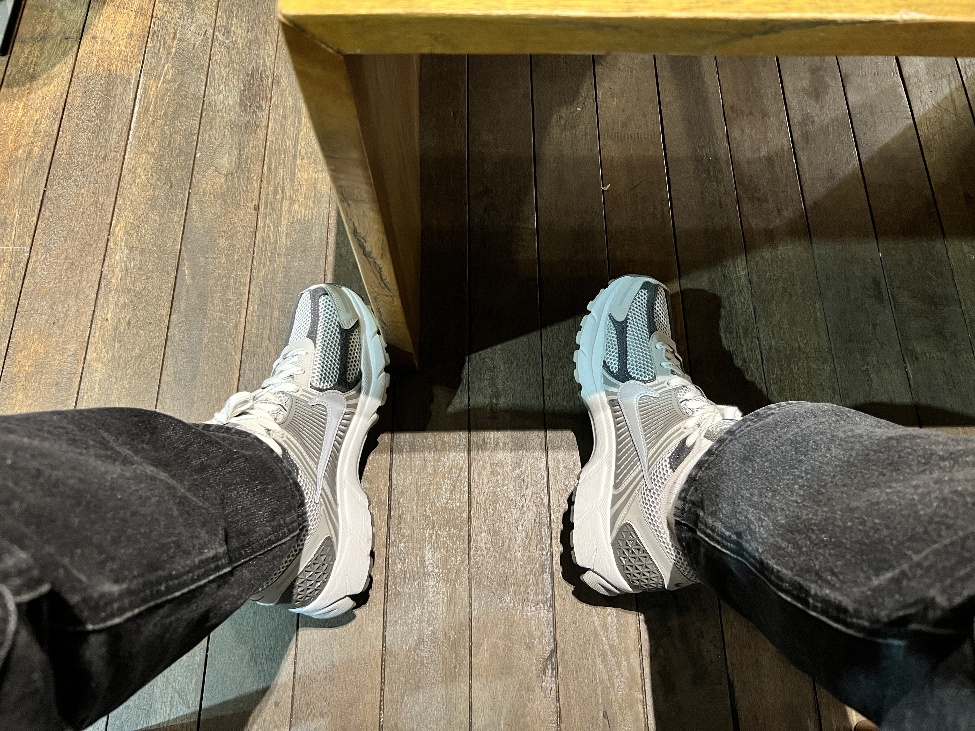 Nike Zoom Vomero 5 PRM Light Iron Ore and Flat Fewter 착용 스타일