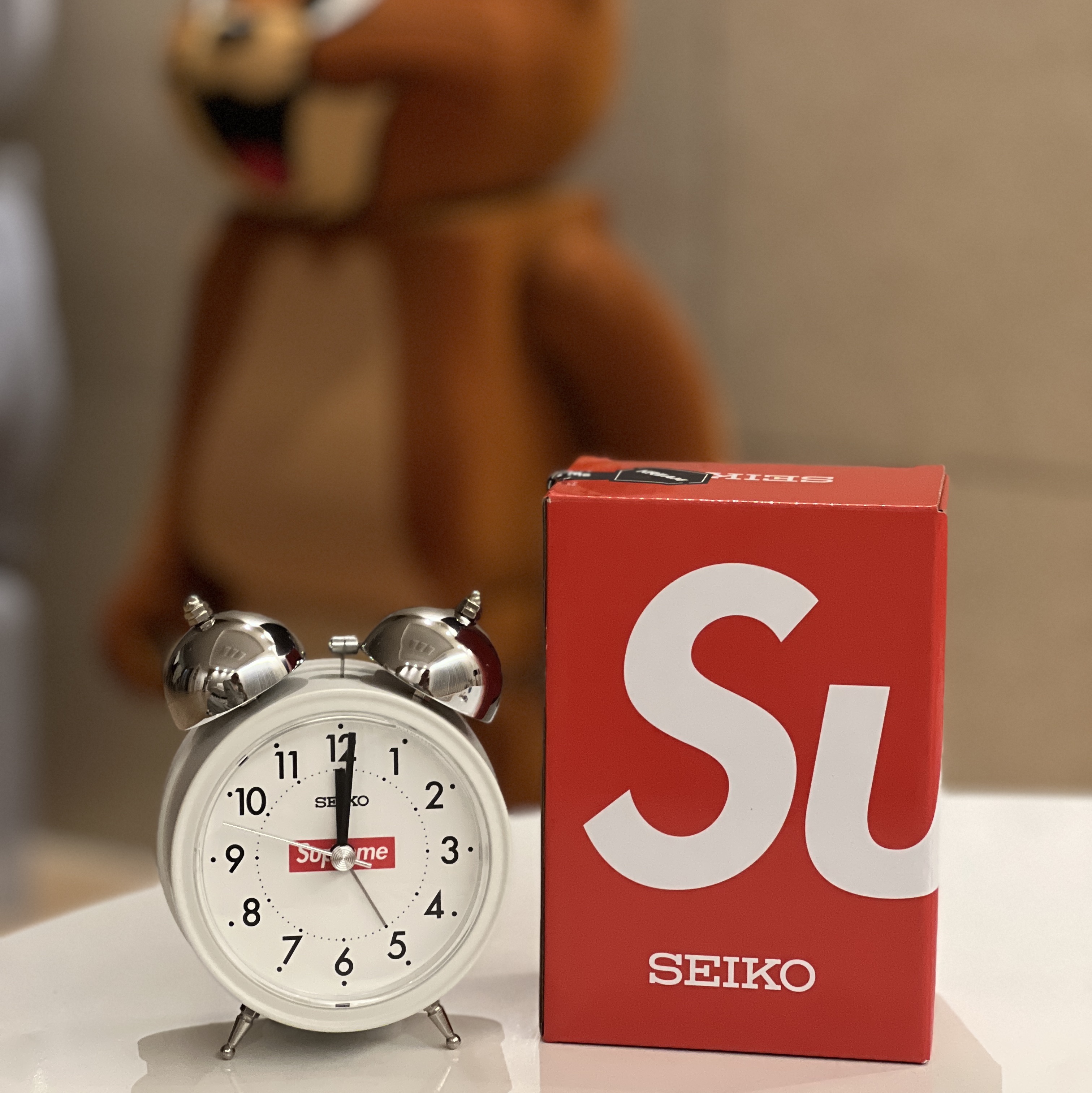 Supreme x Seiko Alarm Clock White - 22FW 착용 스타일