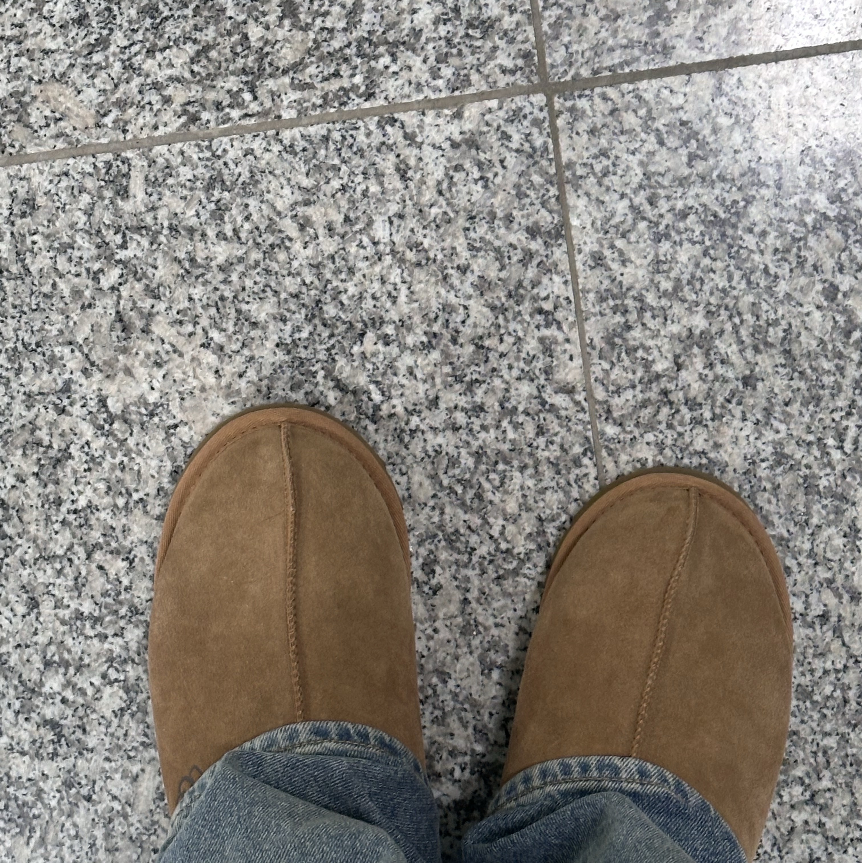 UGG Tasman Slipper Chestnut 착용 스타일