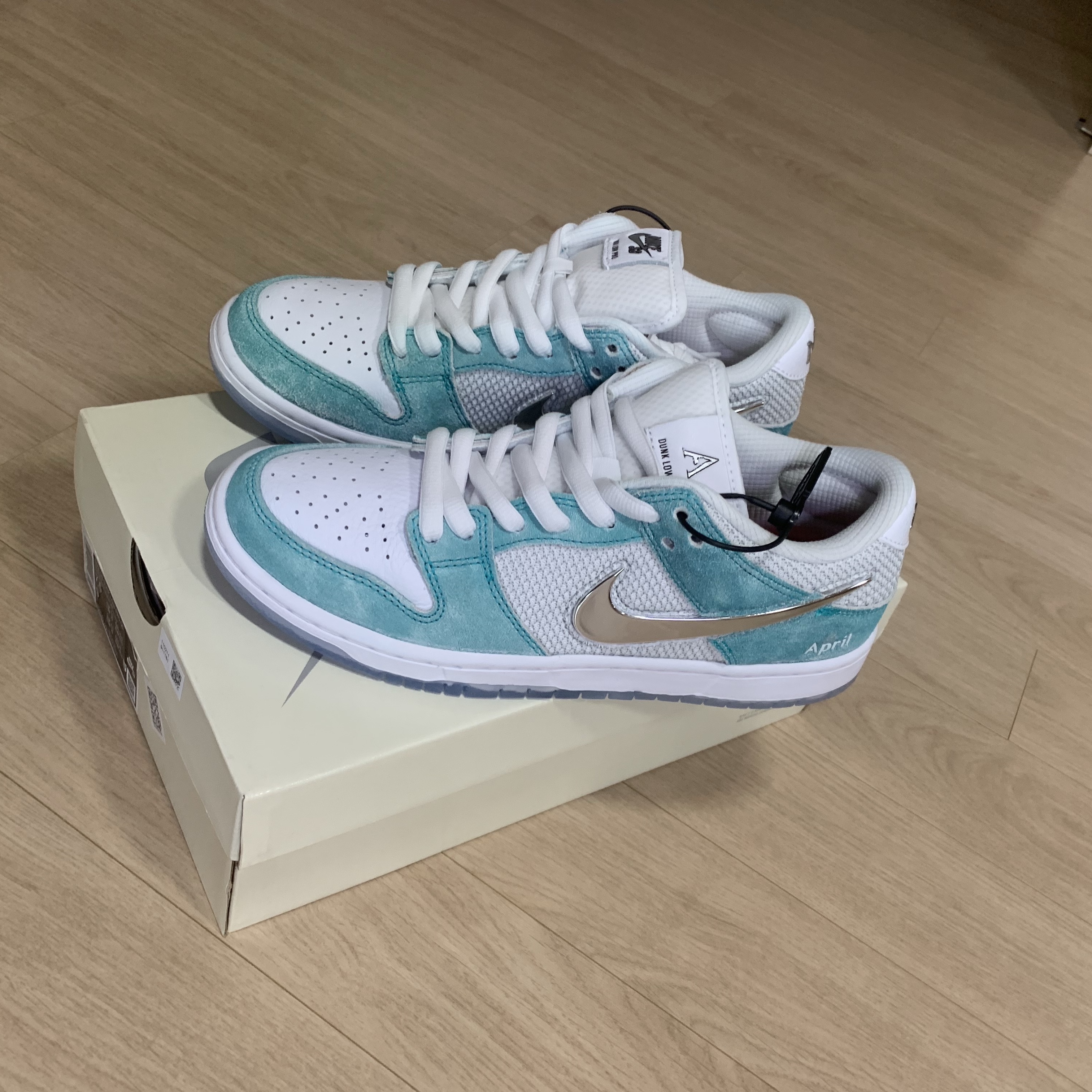 Nike x April Skateboards SB Dunk Low Pro QS Racer Blue Metallic Silver 착용 스타일 - 2