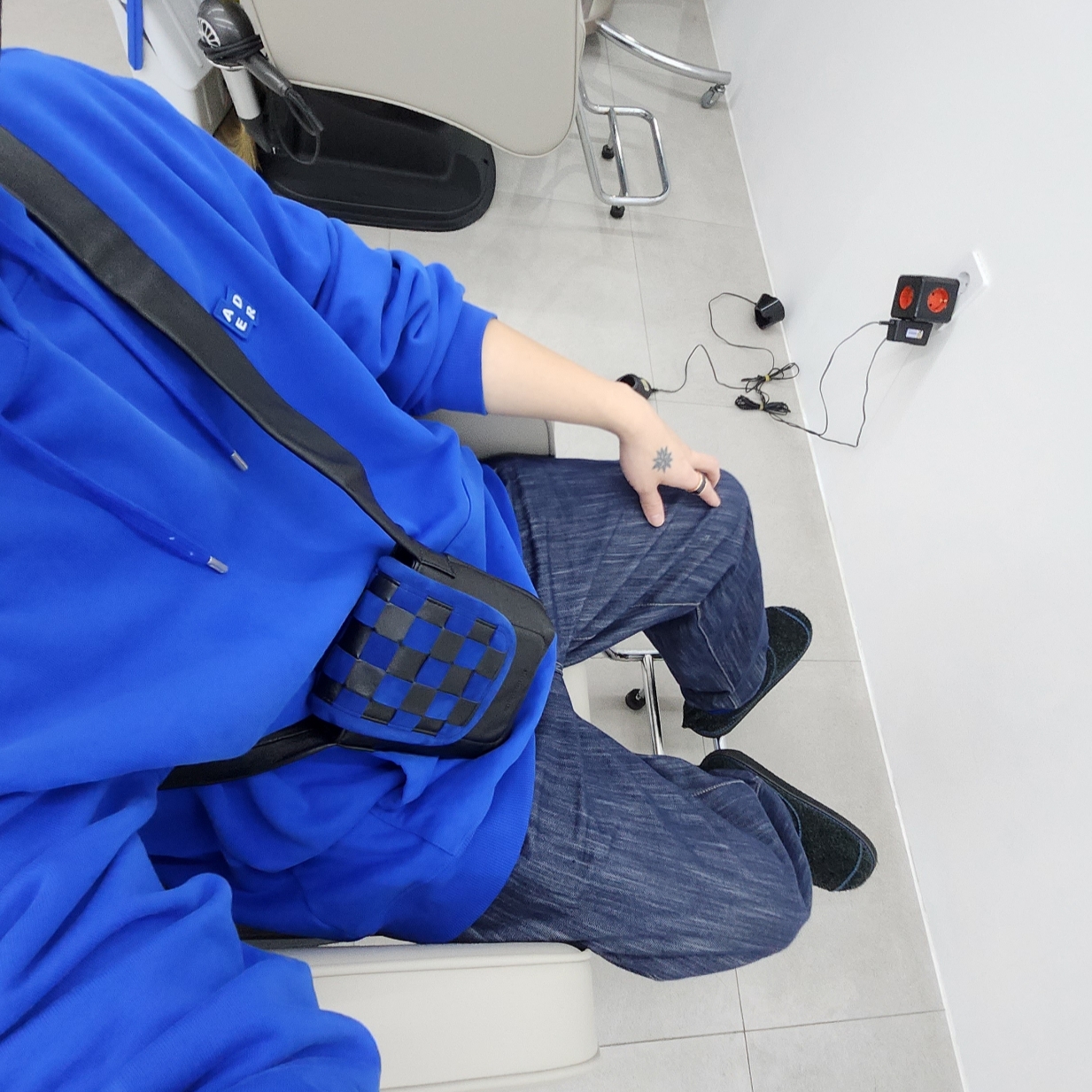 Ader Error Moc Noir, Ader Error Sig; TRS Tag Hoodie 01 Z-Blue 착용 스타일