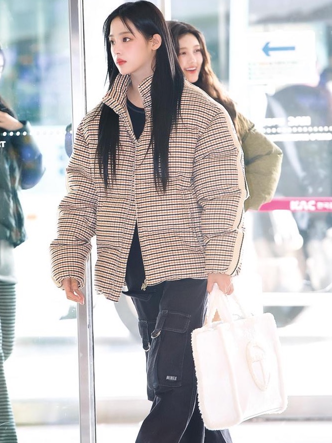 Telfar x UGG Medium Shopper Crinkle White 착용 스타일