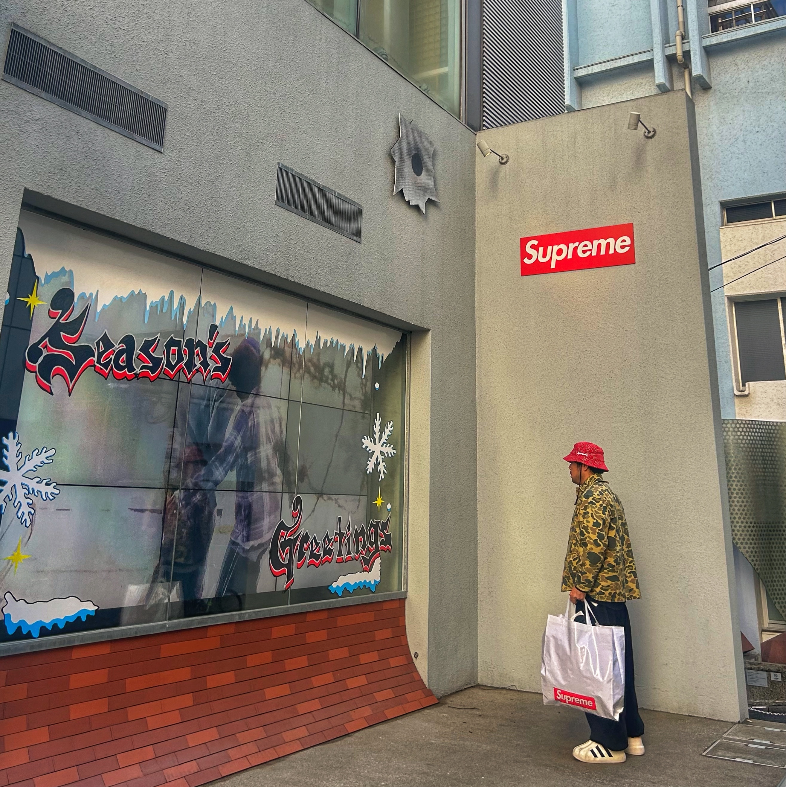 Supreme Velvet Paisley Boonie Red - 23FW, Adidas Adifom Superstar Core White 착용 스타일 - 4