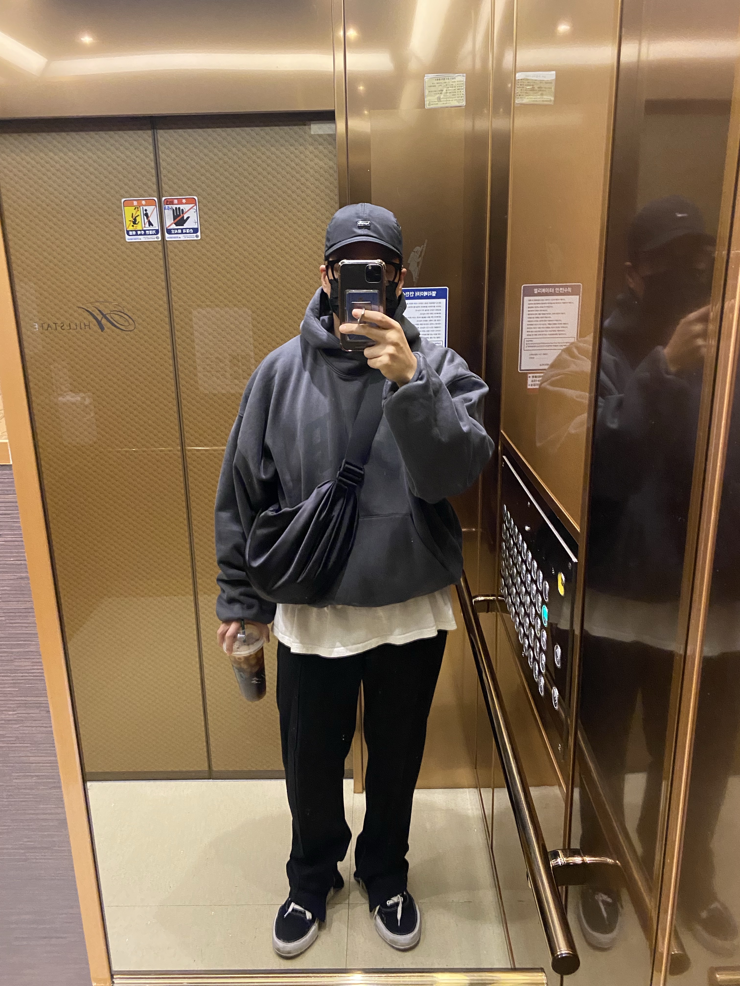 Supreme Enamel Logo 6-Panel Black - 23FW, Yeezy Gap Engineered By Balenciaga Dove Hoodie Black 착용 스타일 - 1