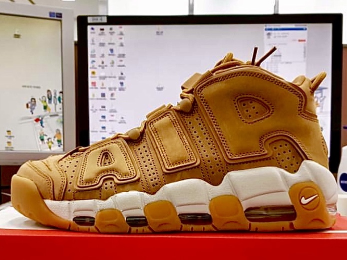 Nike Air More Uptempo Flax 착용 스타일 - 2
