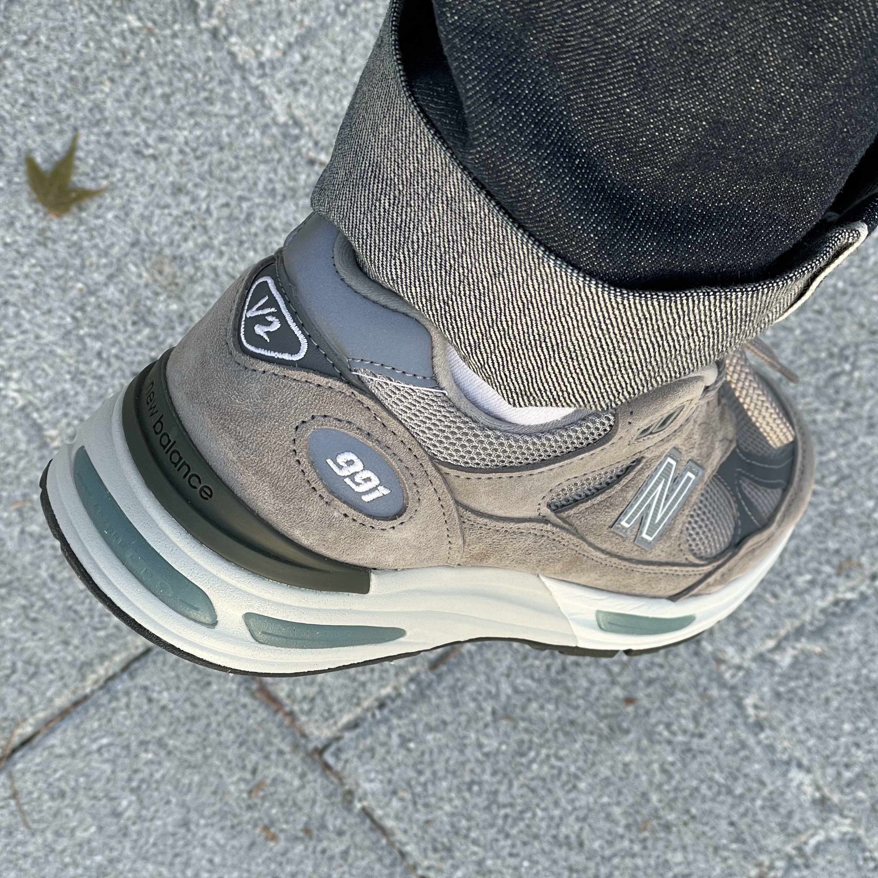 New Balance 991v2 Made in UK Rock Ridge Alloy Silver 착용 스타일 - 2