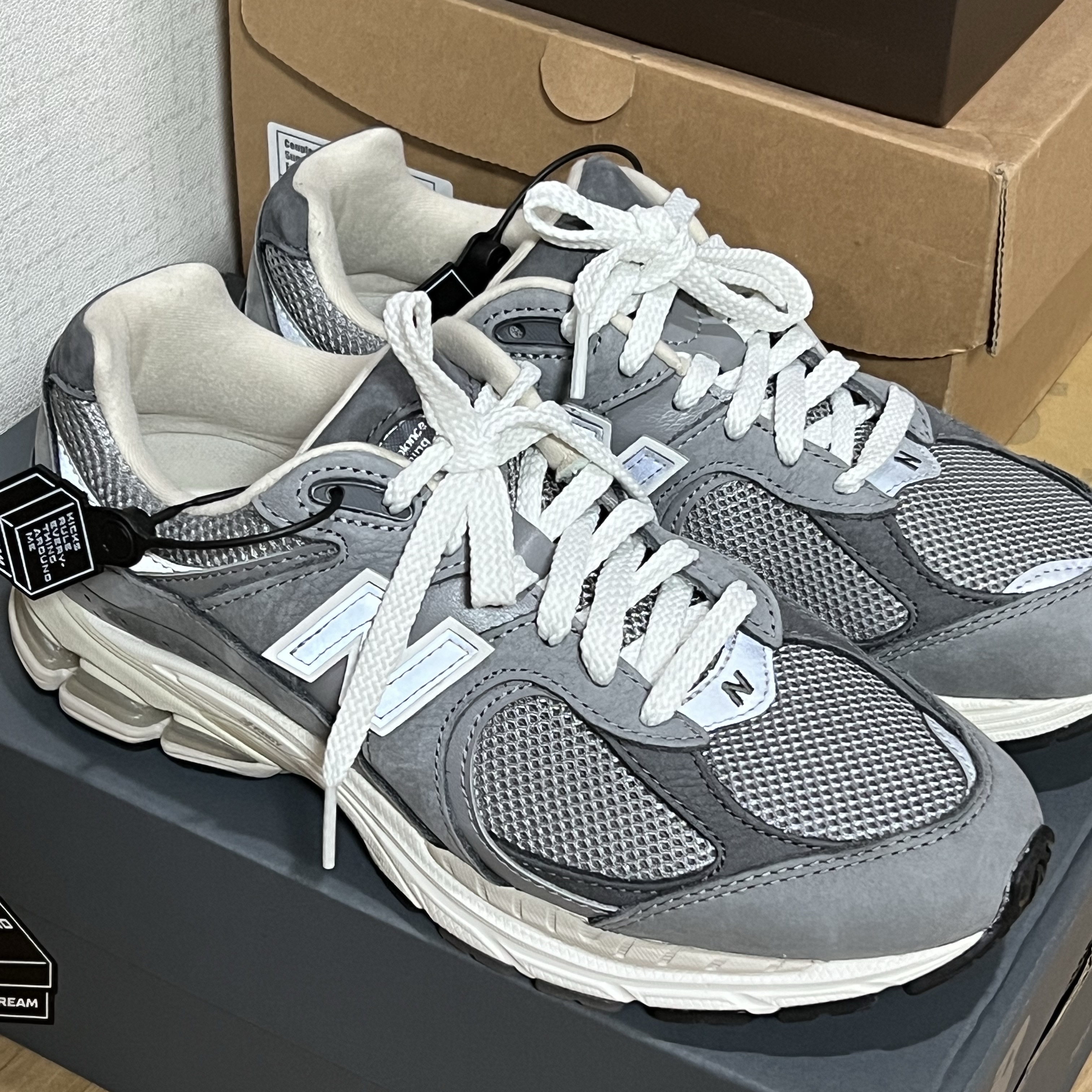 New Balance 2002R Premium Vintage Grey 착용 스타일 - 2