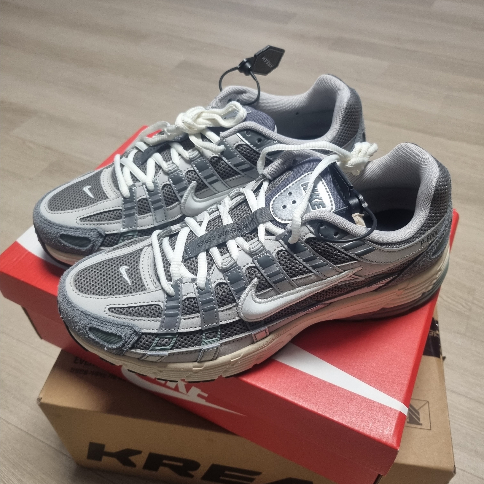 Nike P-6000 Flat Pewter Light Iron Ore 착용 스타일