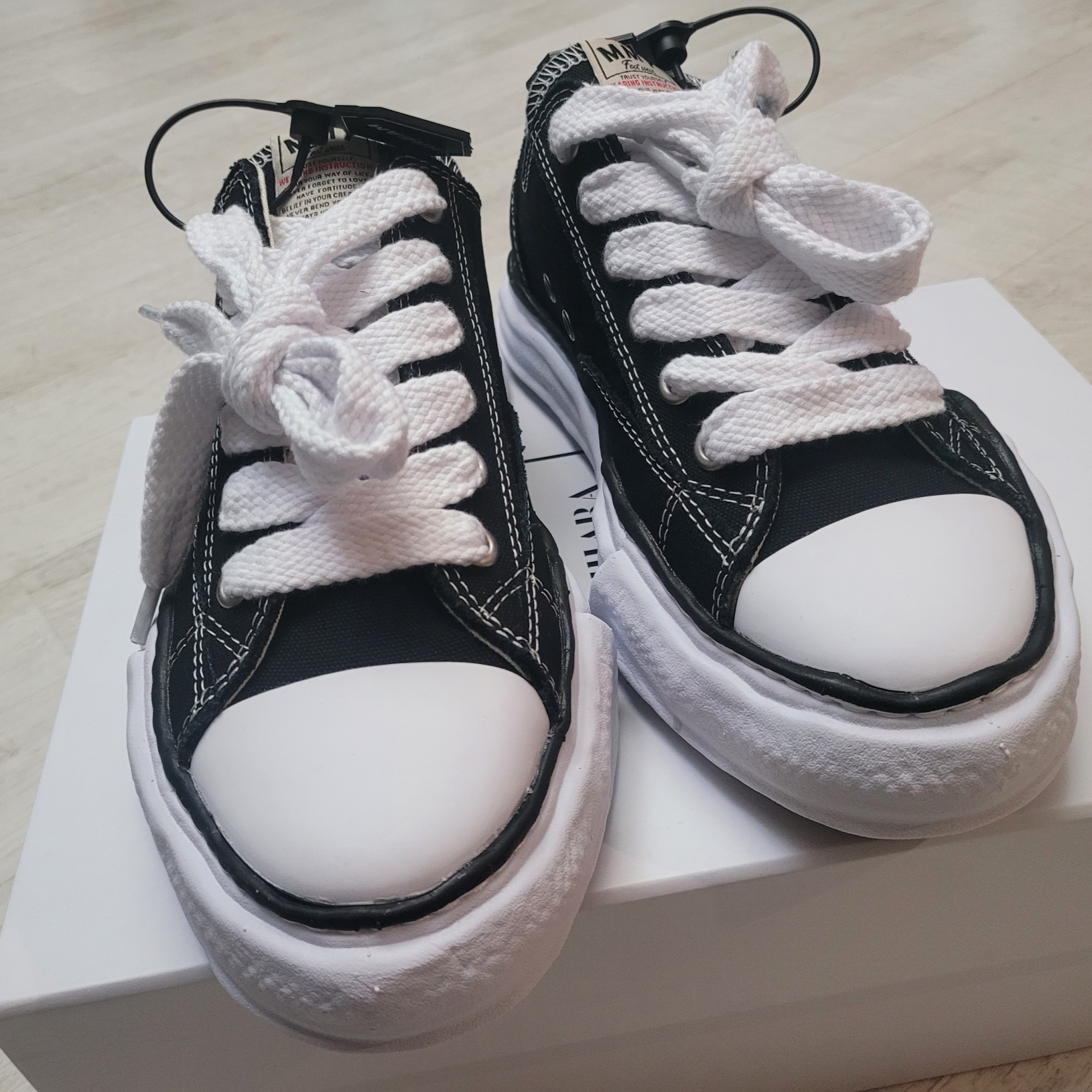 Maison Mihara Yasuhiro Peterson OG Sole Canvas Low Sneakers Black 착용 스타일 - 2