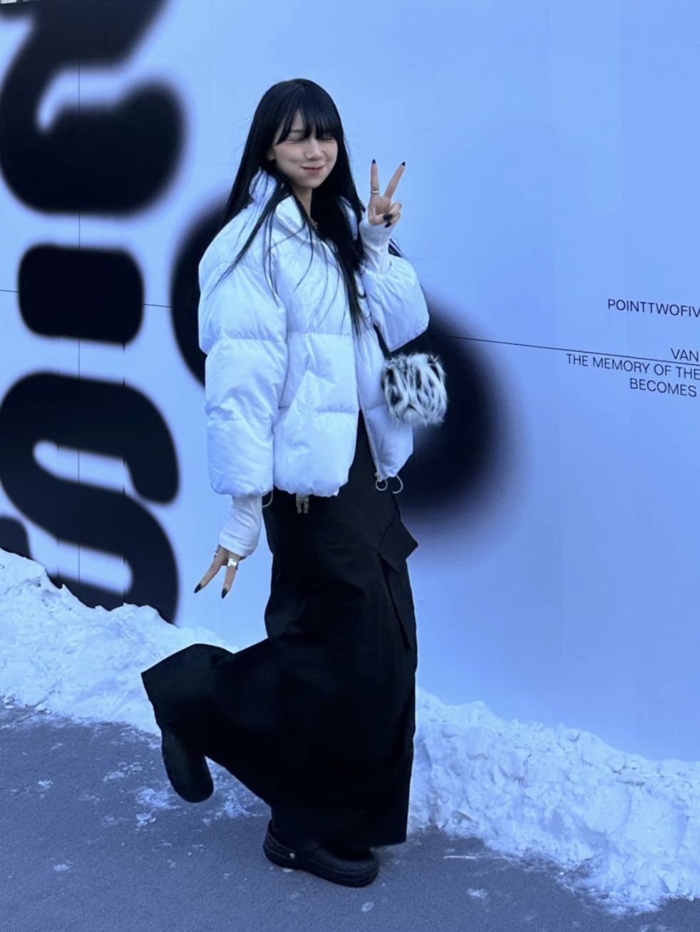 Crocs Classic Lined Neo Puff Boot Black, Adidas Puffylette Core Black 착용 스타일 - 4