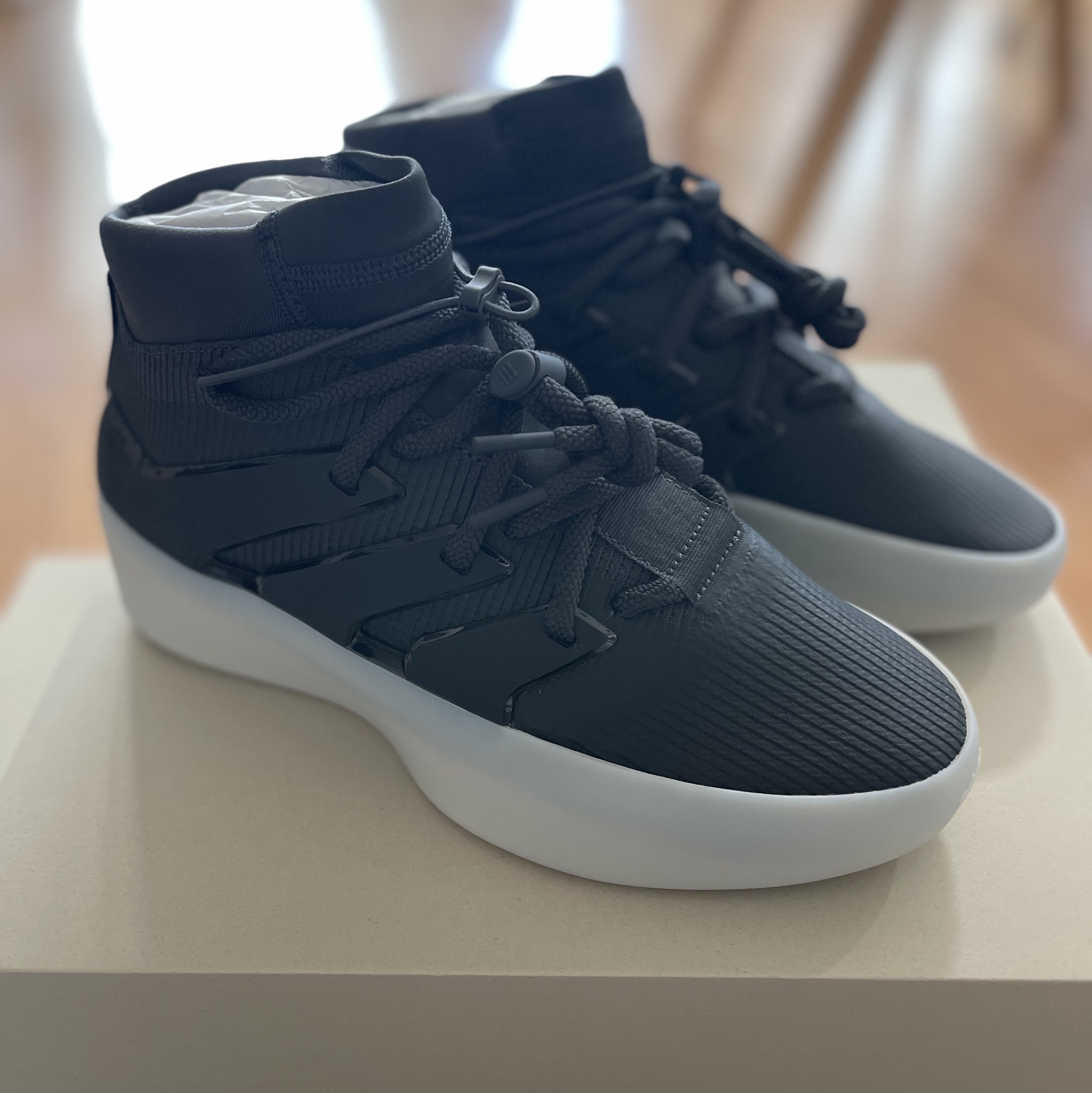 Adidas x Fear of God Athletics I Basketball Carbon 착용 스타일 - 3