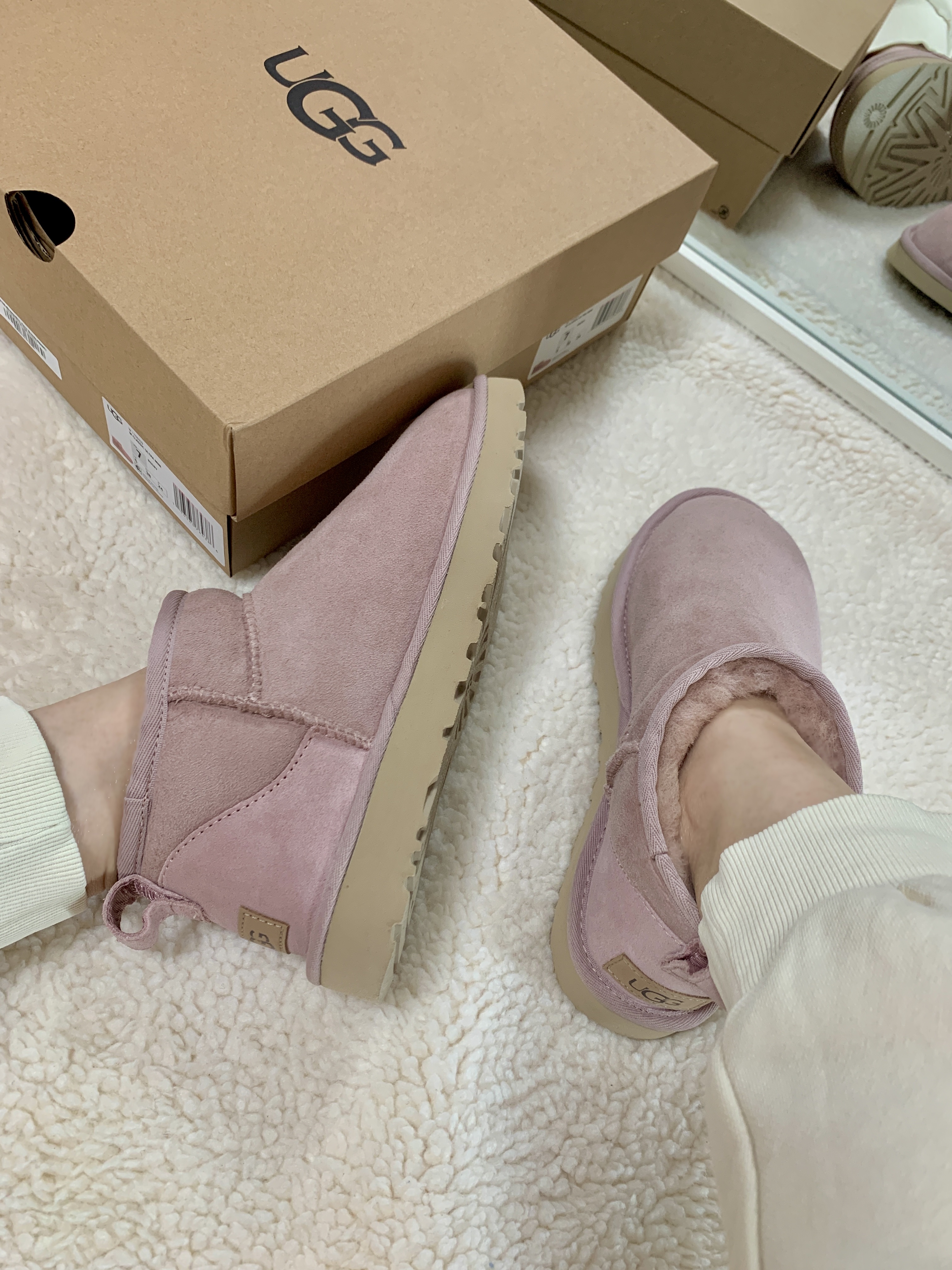 (W) UGG Classic Ultra Mini Rose Grey 착용 스타일 - 6