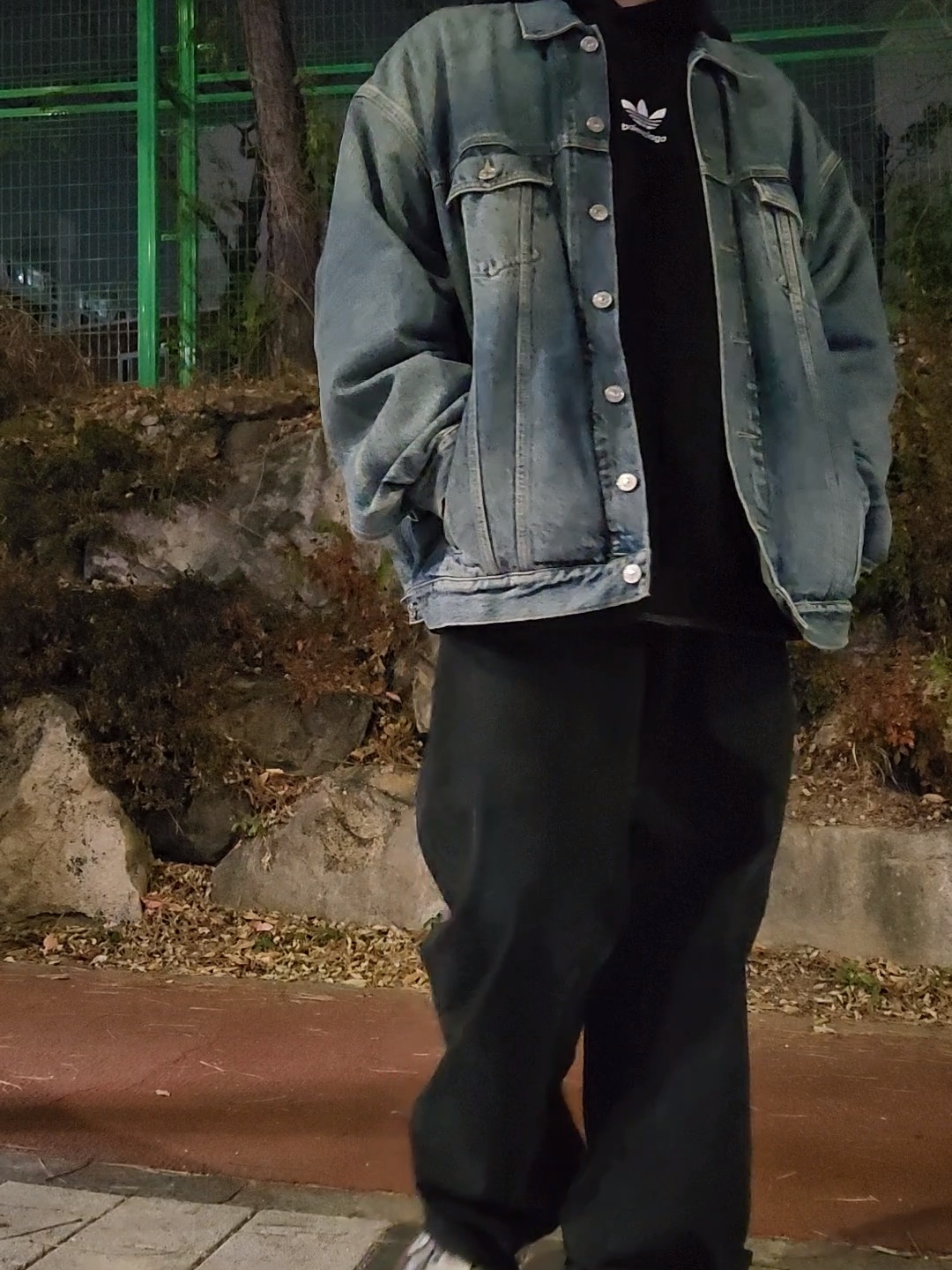 Balenciaga x Adidas Hoodie Large Fit Black, Balenciaga 3XL Sneakers Worn Out Grey White Blue 착용 스타일 - 1