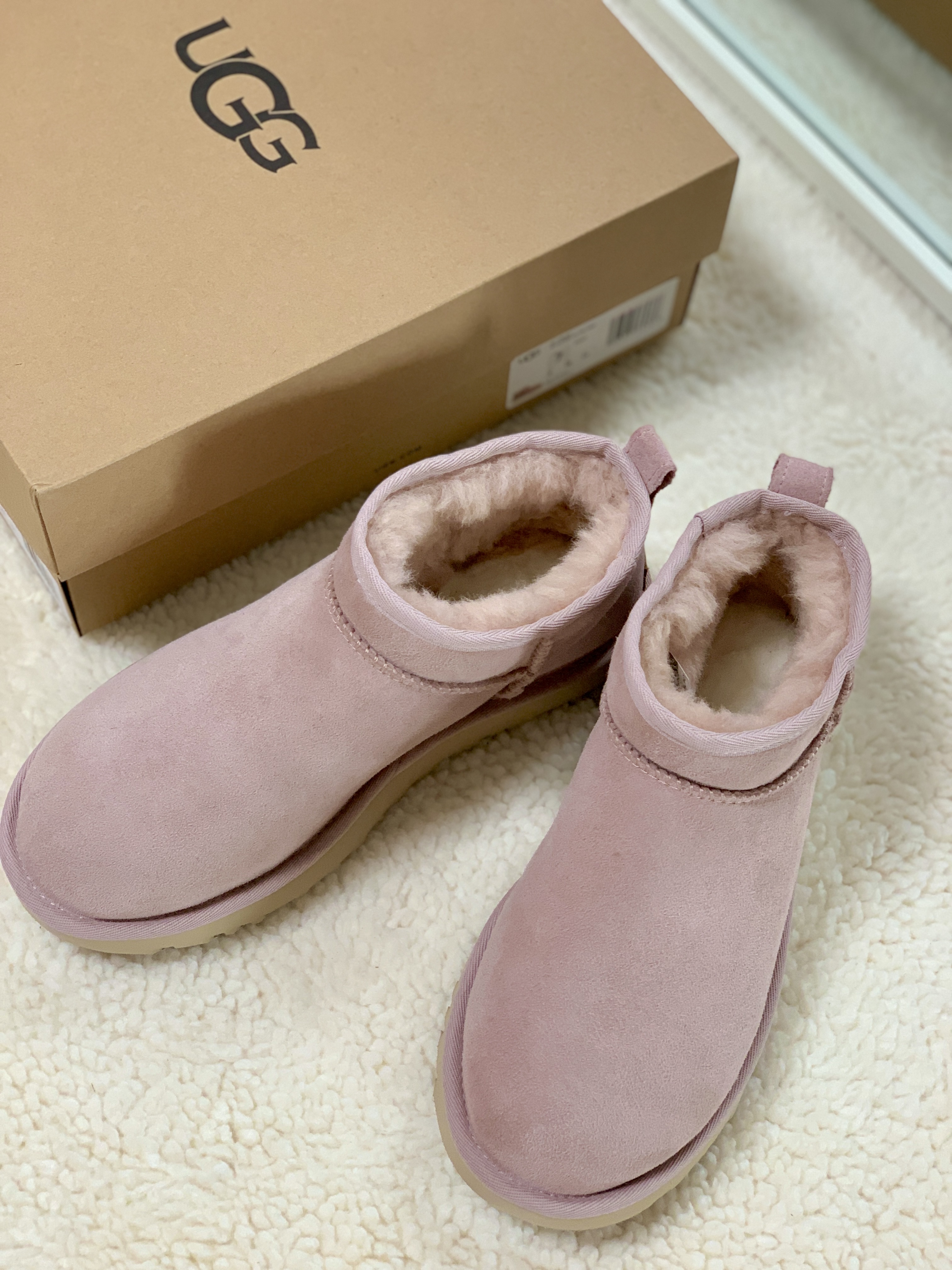 (W) UGG Classic Ultra Mini Rose Grey 착용 스타일 - 9