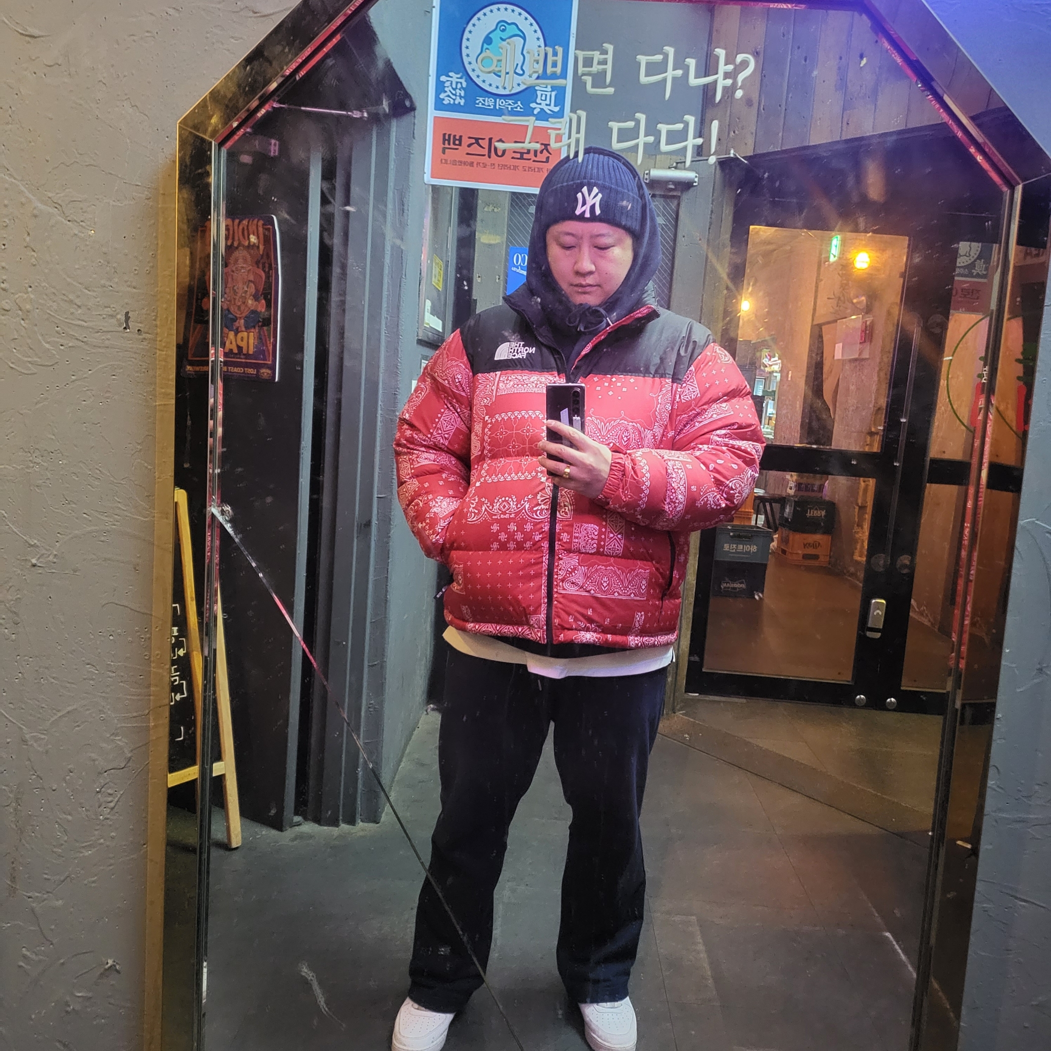 The North Face 1996 Novelty Nuptse Jacket Rio Red 착용 스타일