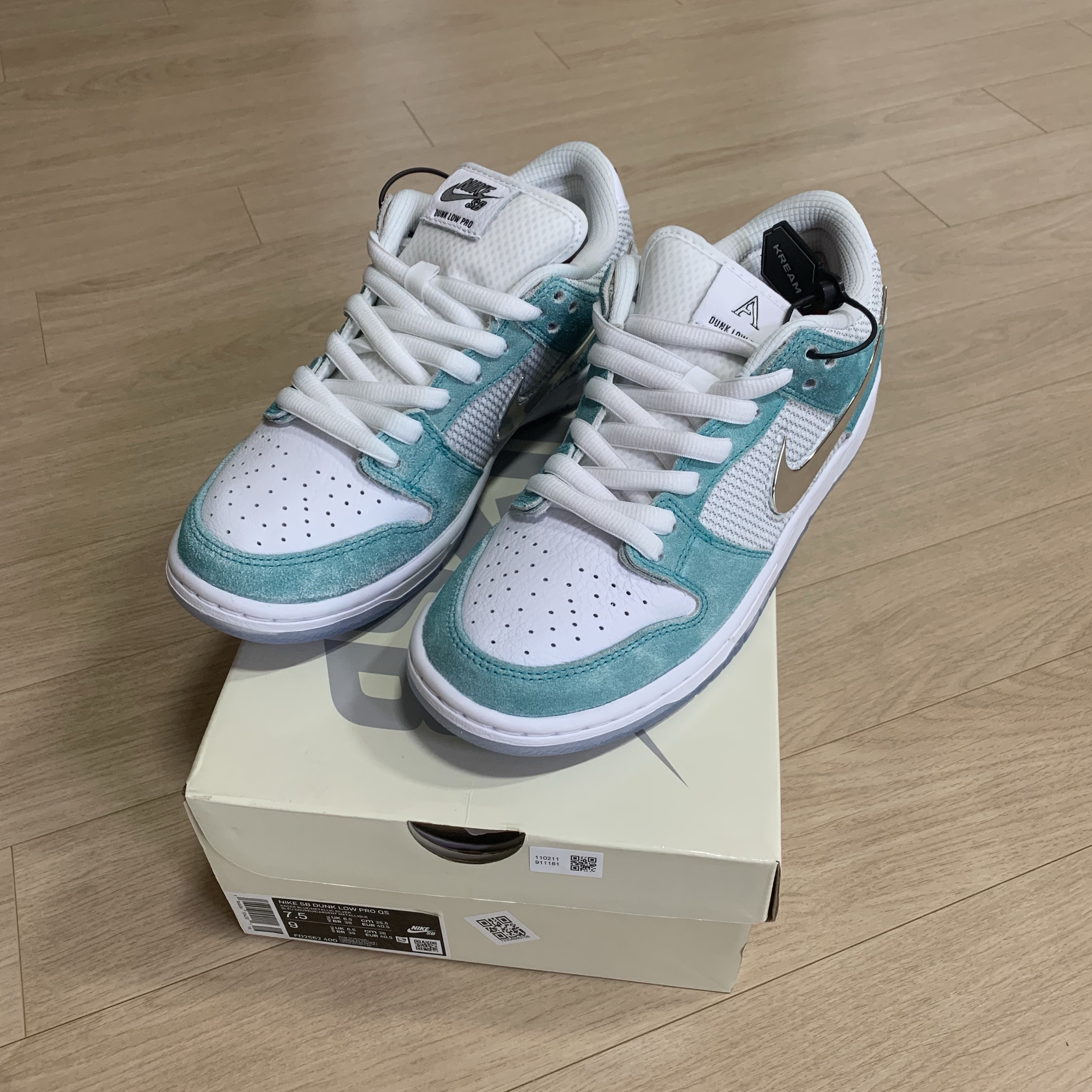 Nike x April Skateboards SB Dunk Low Pro QS Racer Blue Metallic Silver 착용 스타일 - 1