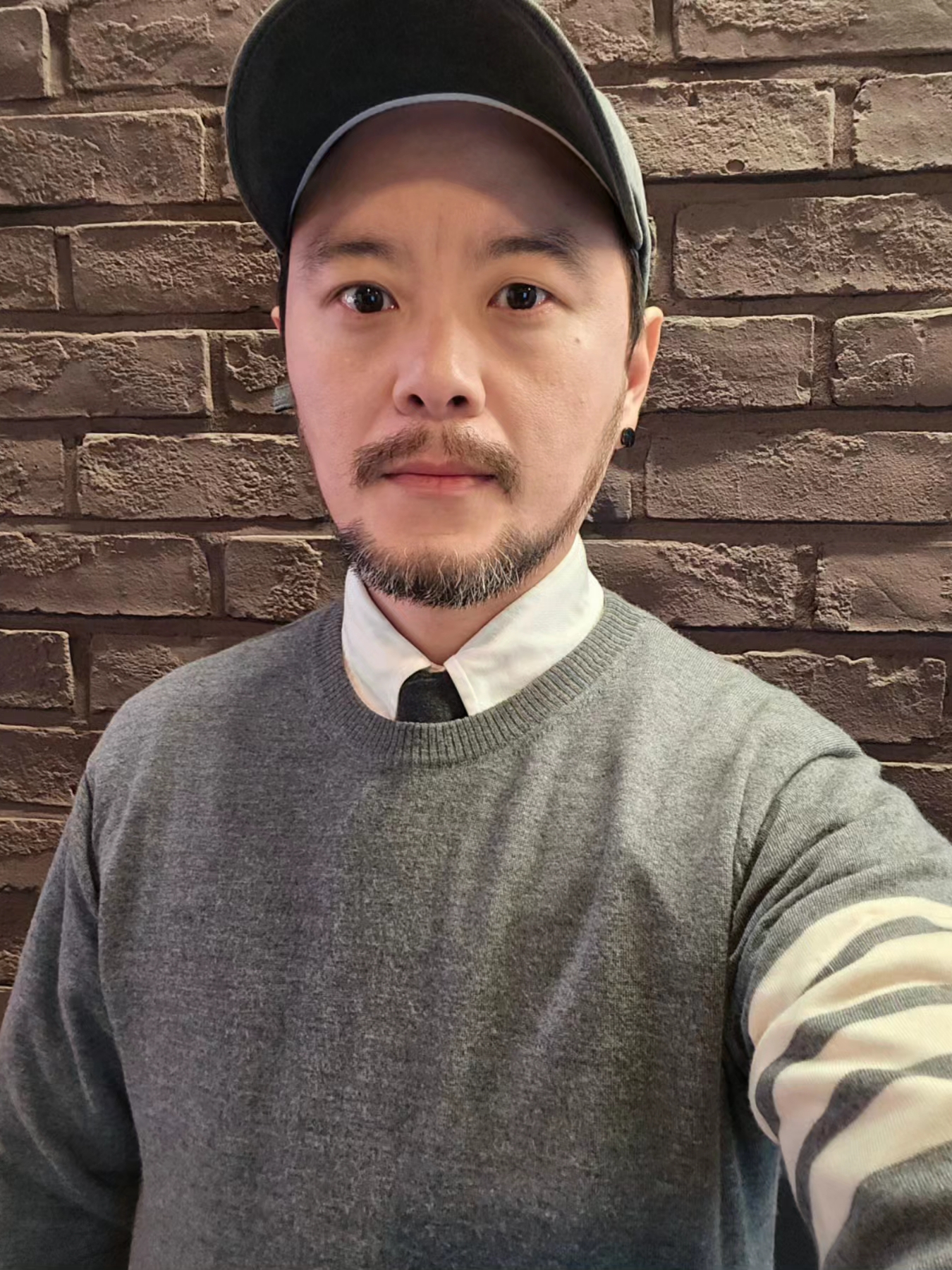 Emis New Logo Pigment Ball Cap Black, Thom Browne Fine Merino Wool Stitch 4-Bar Classic Crewneck Pullover Knit Medium Grey 착용 스타일 - 2