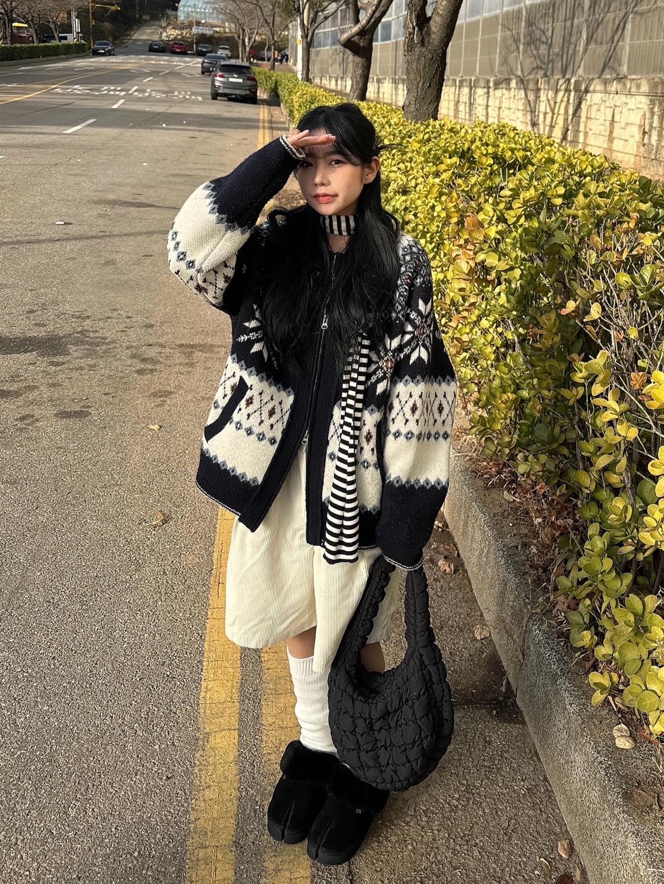 Millo Women Snow Jaquard Knit Zip-up Ivory, COS Quilted Mini Bag Black 착용 스타일 - 4