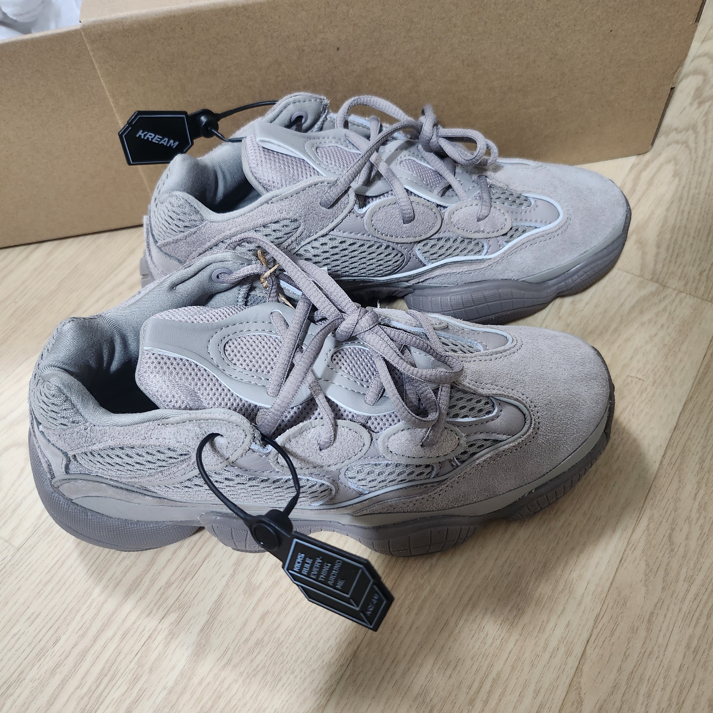 Adidas Yeezy 500 Ash Grey 착용 스타일