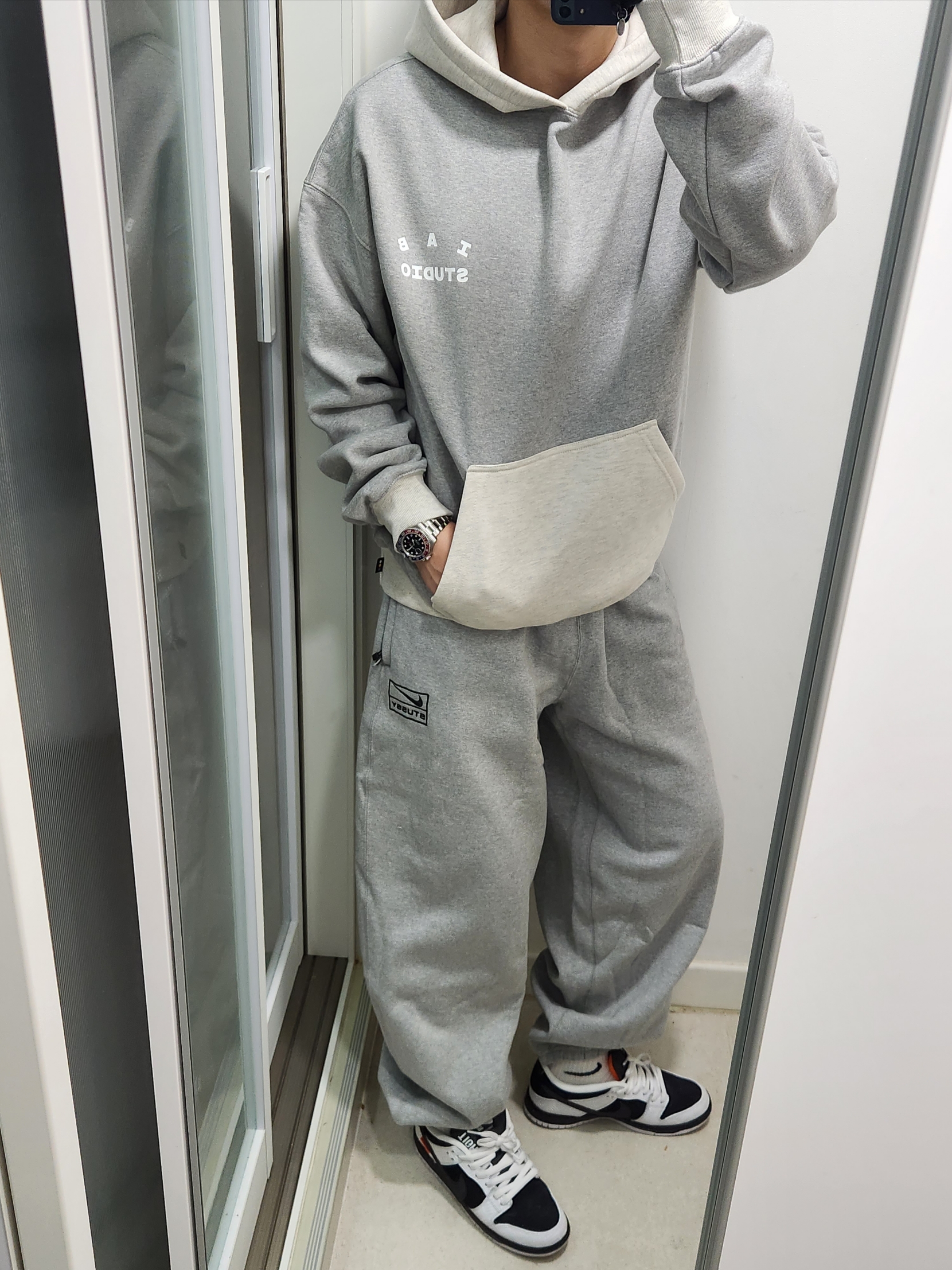 Nike x Stussy NRG Fleece Pants Dark Grey Heather (DO9340-063), IAB Studio Hoodie Dual Gray 착용 스타일