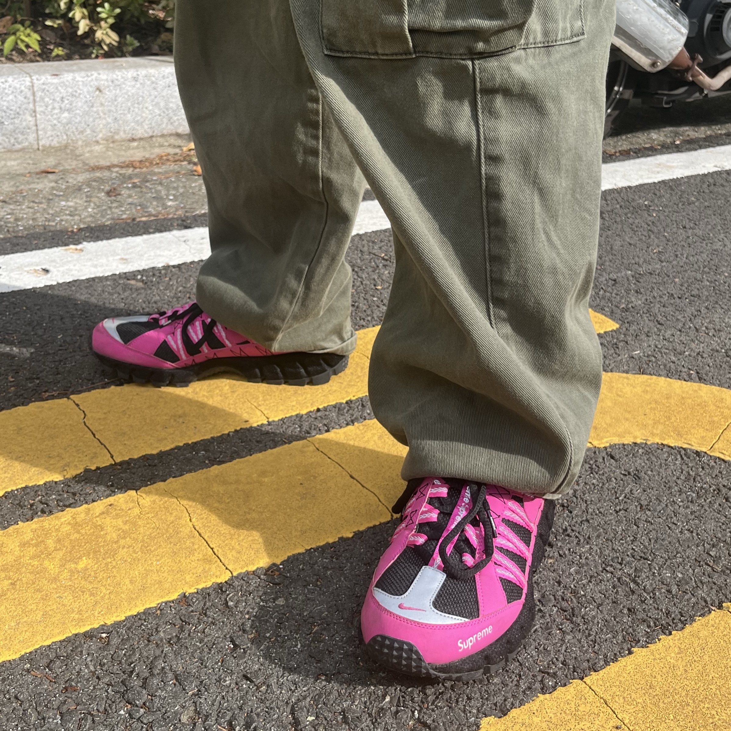 Nike x Supreme Air Humara 17 Fire Pink 착용 스타일 - 2