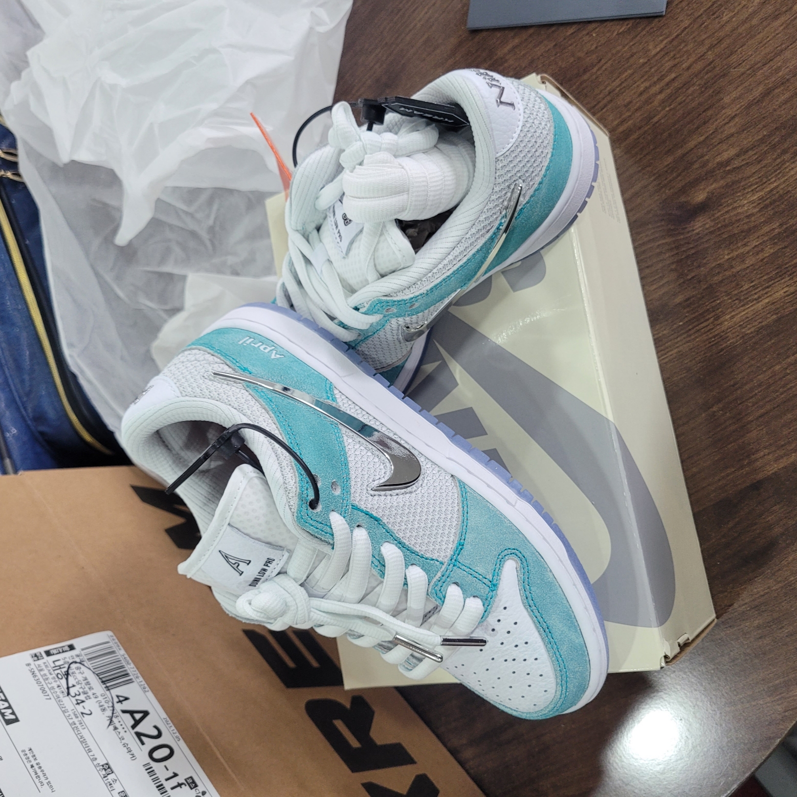 Nike x April Skateboards SB Dunk Low Pro QS Racer Blue Metallic Silver 착용 스타일
