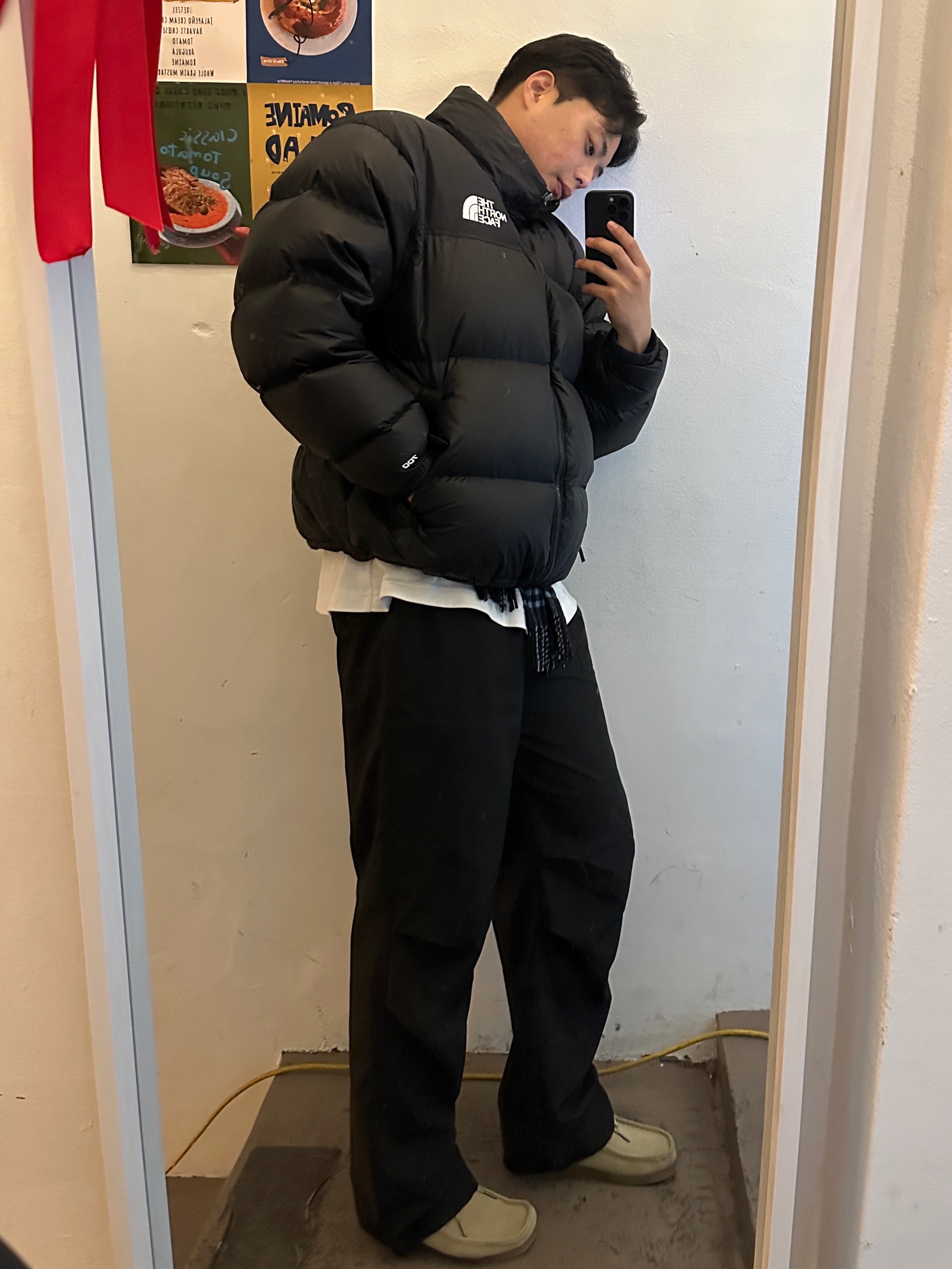 The North Face 1996 Retro Nuptse Down Jacket TNF Black, Clarks Wallabee Maple Suede 착용 스타일 - 2