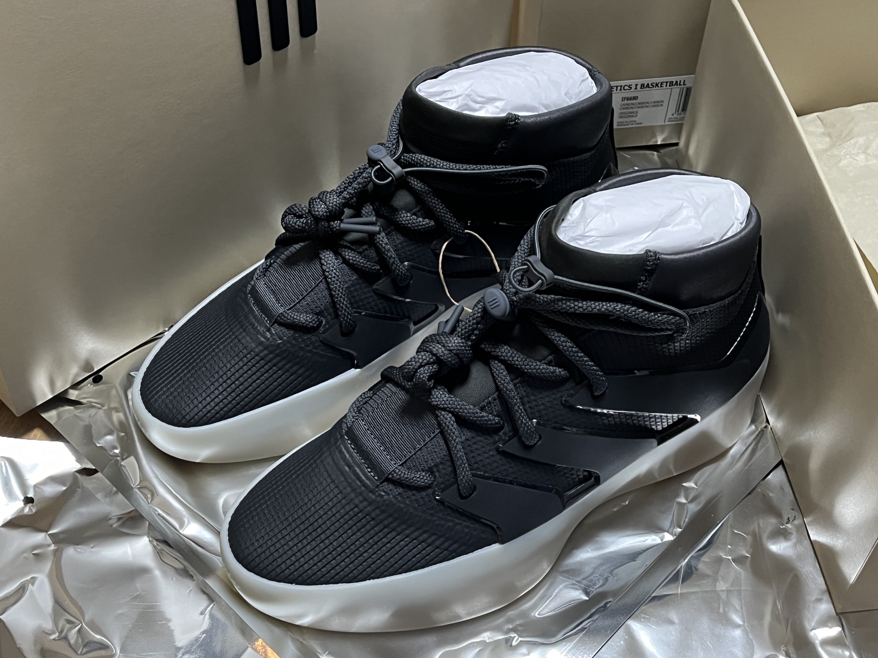 Adidas x Fear of God Athletics I Basketball Carbon 착용 스타일 - 1
