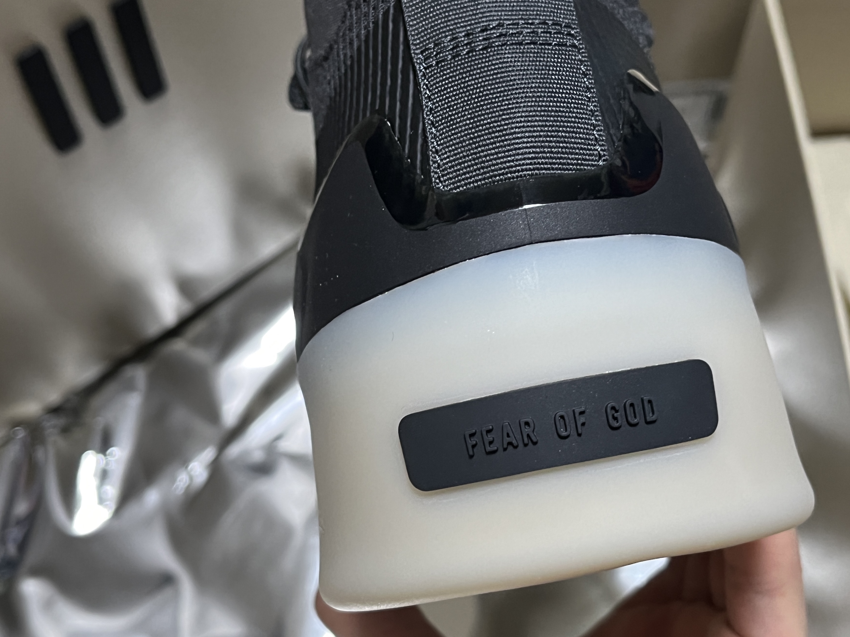 Adidas x Fear of God Athletics I Basketball Carbon 착용 스타일 - 4
