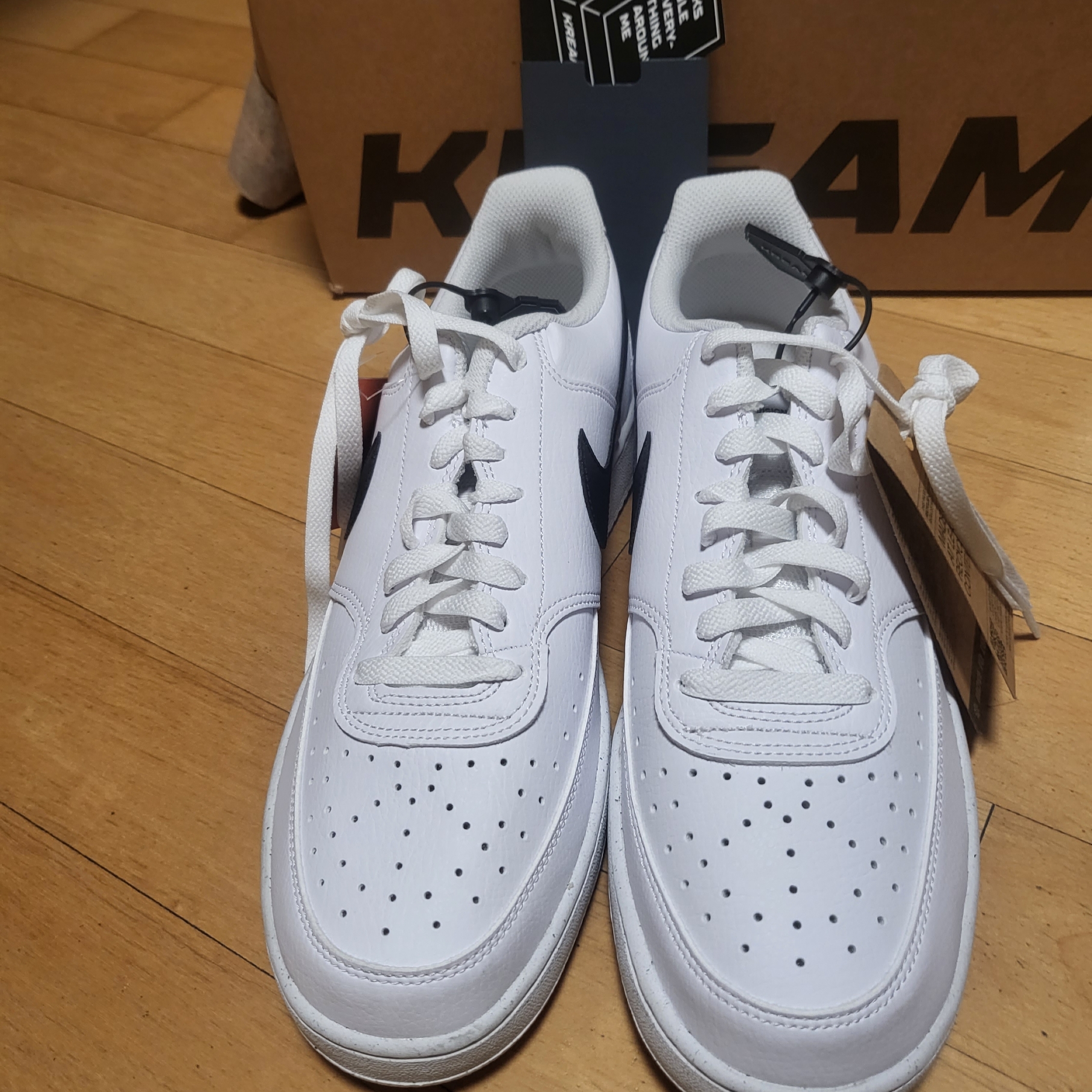 Nike Court Vision Low Next Nature White Black 착용 스타일 - 2