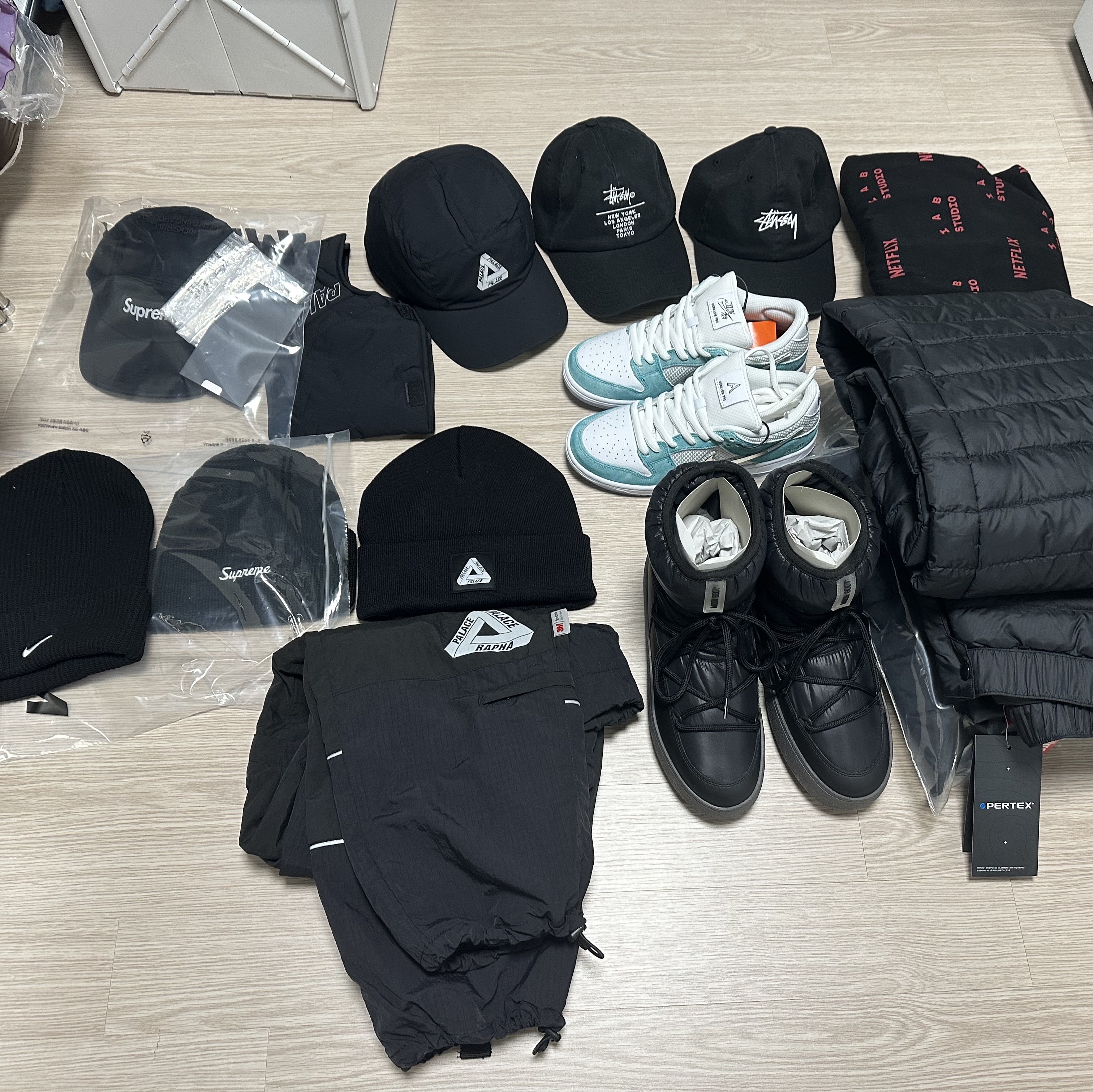 Supreme Washed Chino Twill Camp Cap Black, Supreme Loose Gauge Beanie Black 착용 스타일 - 1