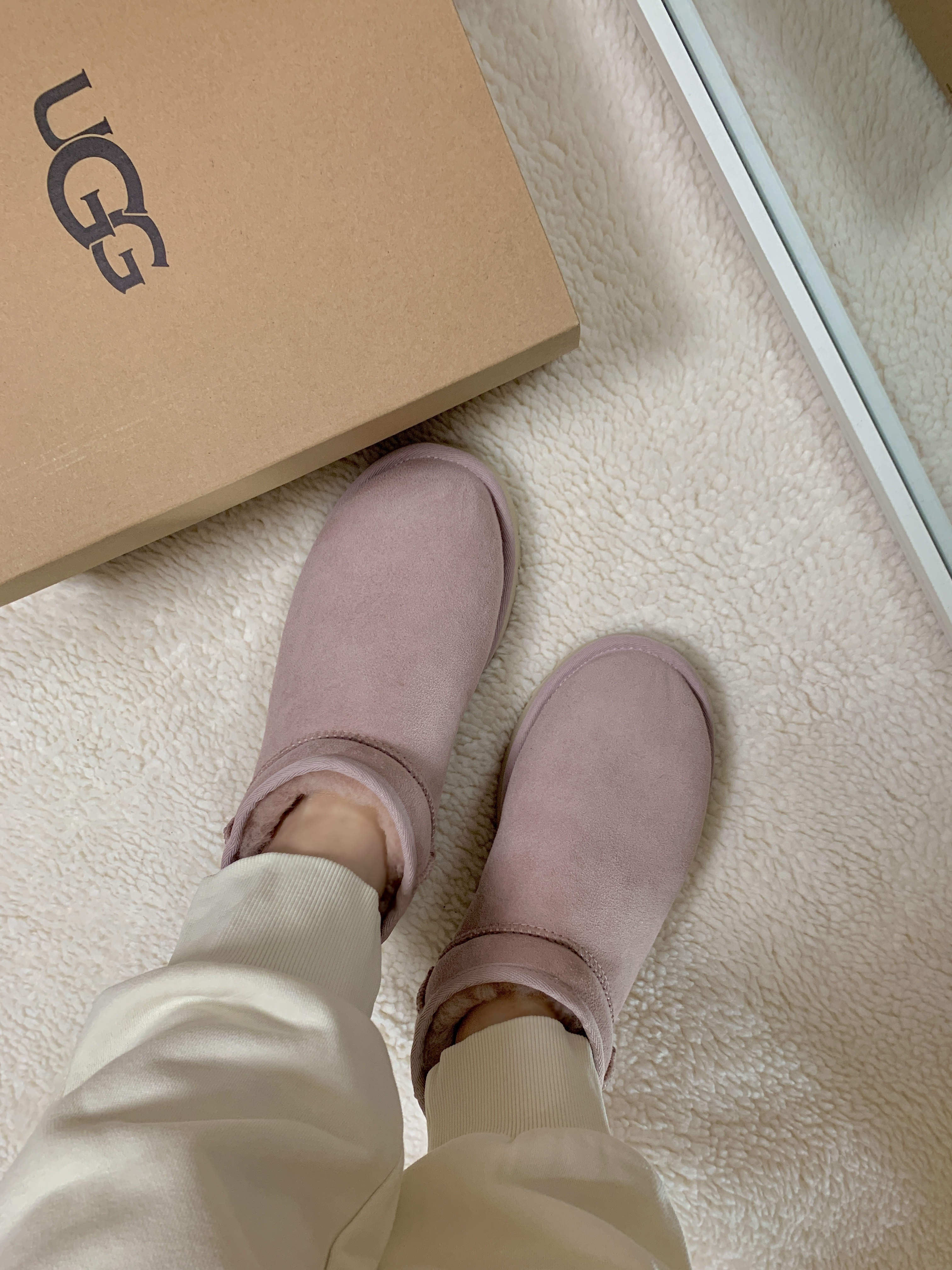 (W) UGG Classic Ultra Mini Rose Grey 착용 스타일 - 8