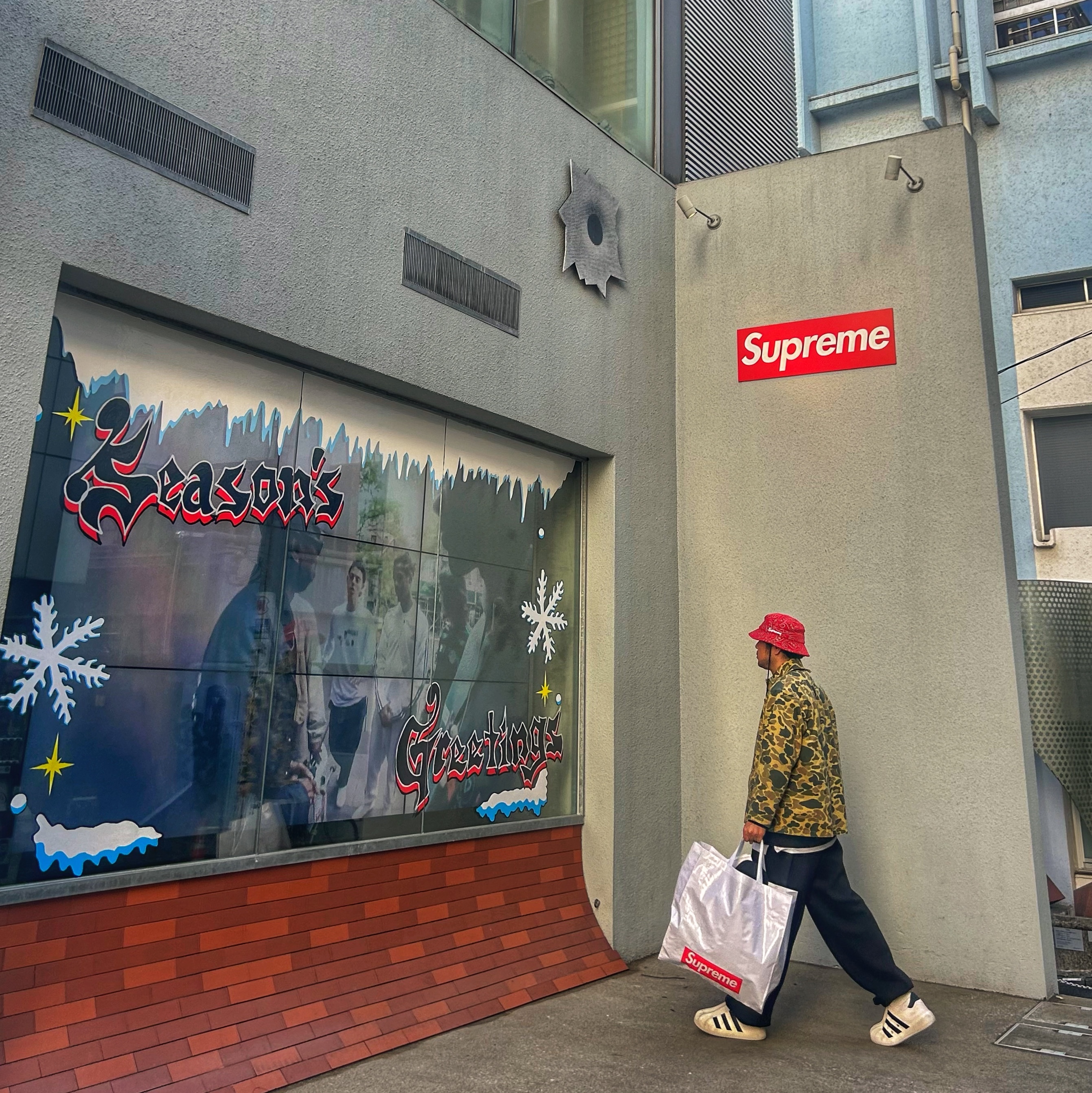 Supreme Velvet Paisley Boonie Red - 23FW, Adidas Adifom Superstar Core White 착용 스타일 - 3