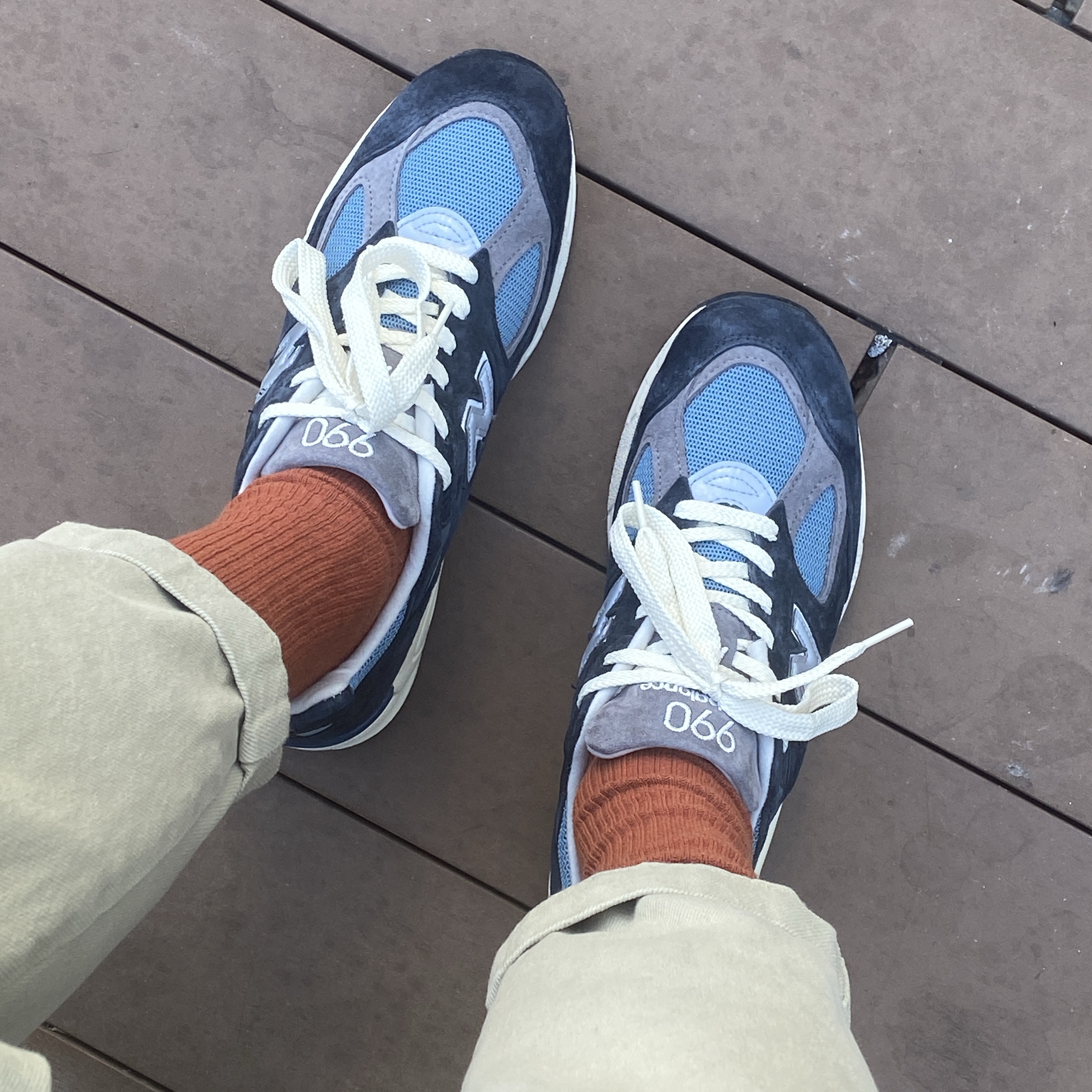 New Balance 990v2 Made in USA Navy Castlerock 착용 스타일 - 1