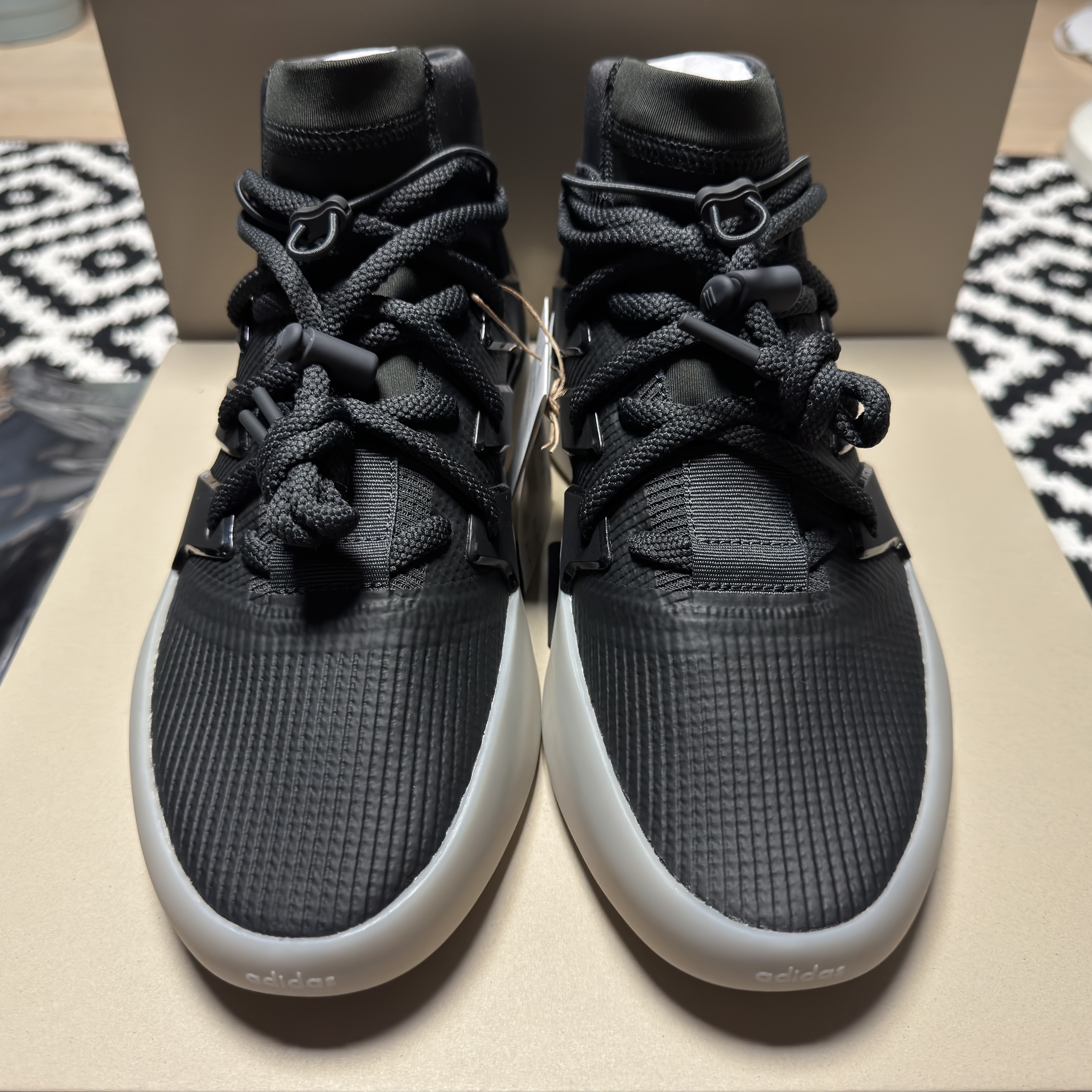Adidas x Fear of God Athletics I Basketball Carbon 착용 스타일 - 3
