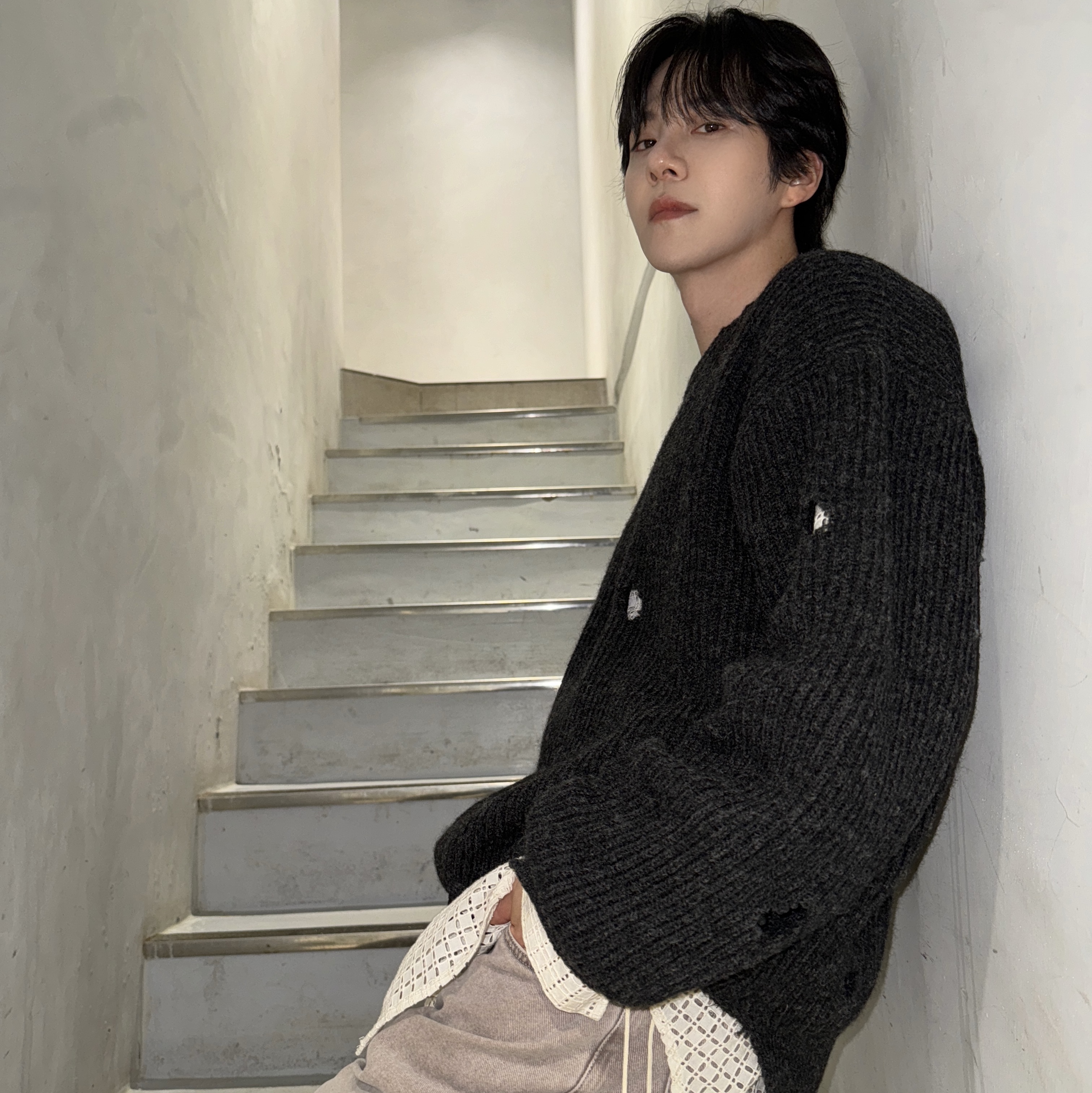 STU Destroyed Knit Charcoal with Name Tag 착용 스타일 - 3