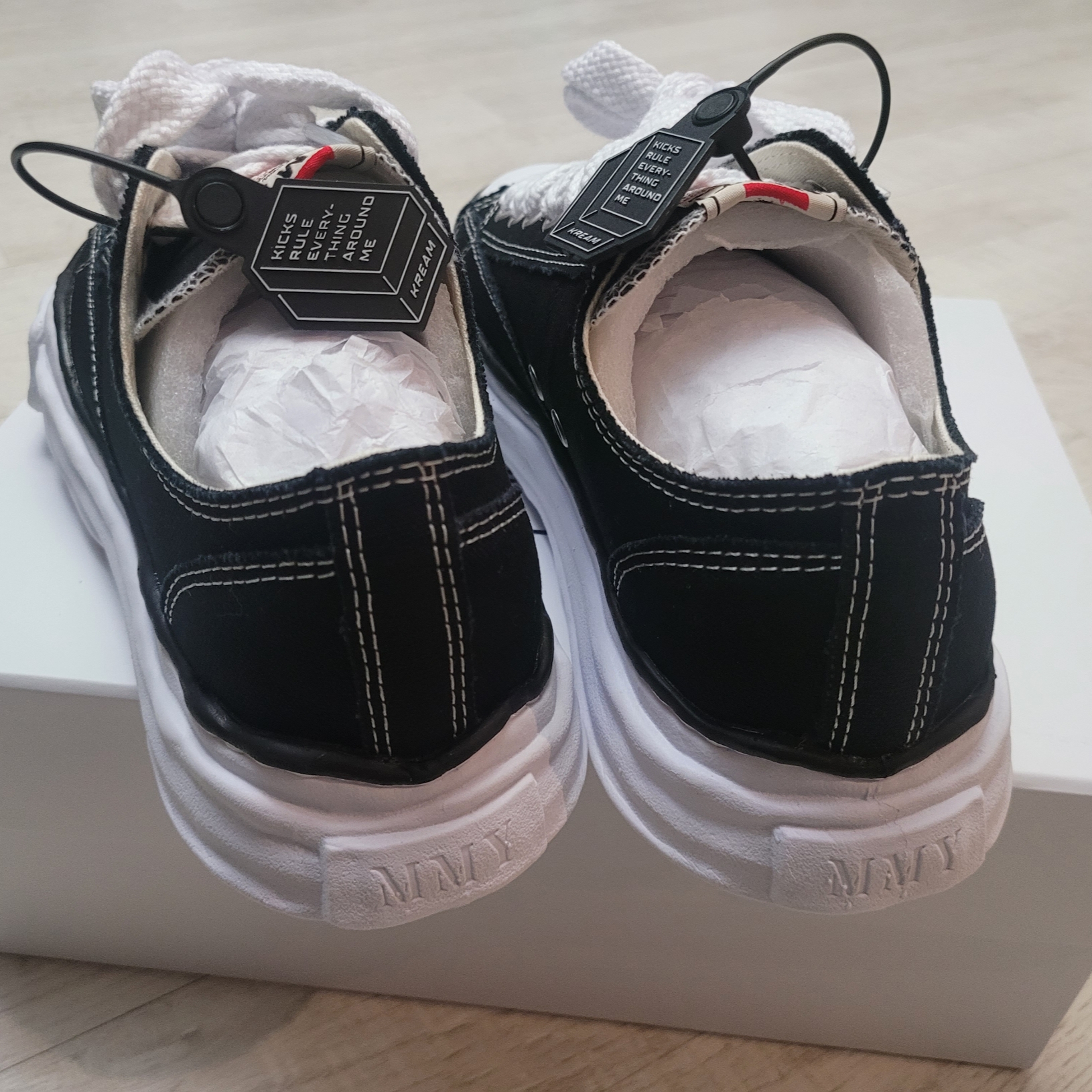 Maison Mihara Yasuhiro Peterson OG Sole Canvas Low Sneakers Black 착용 스타일 - 3