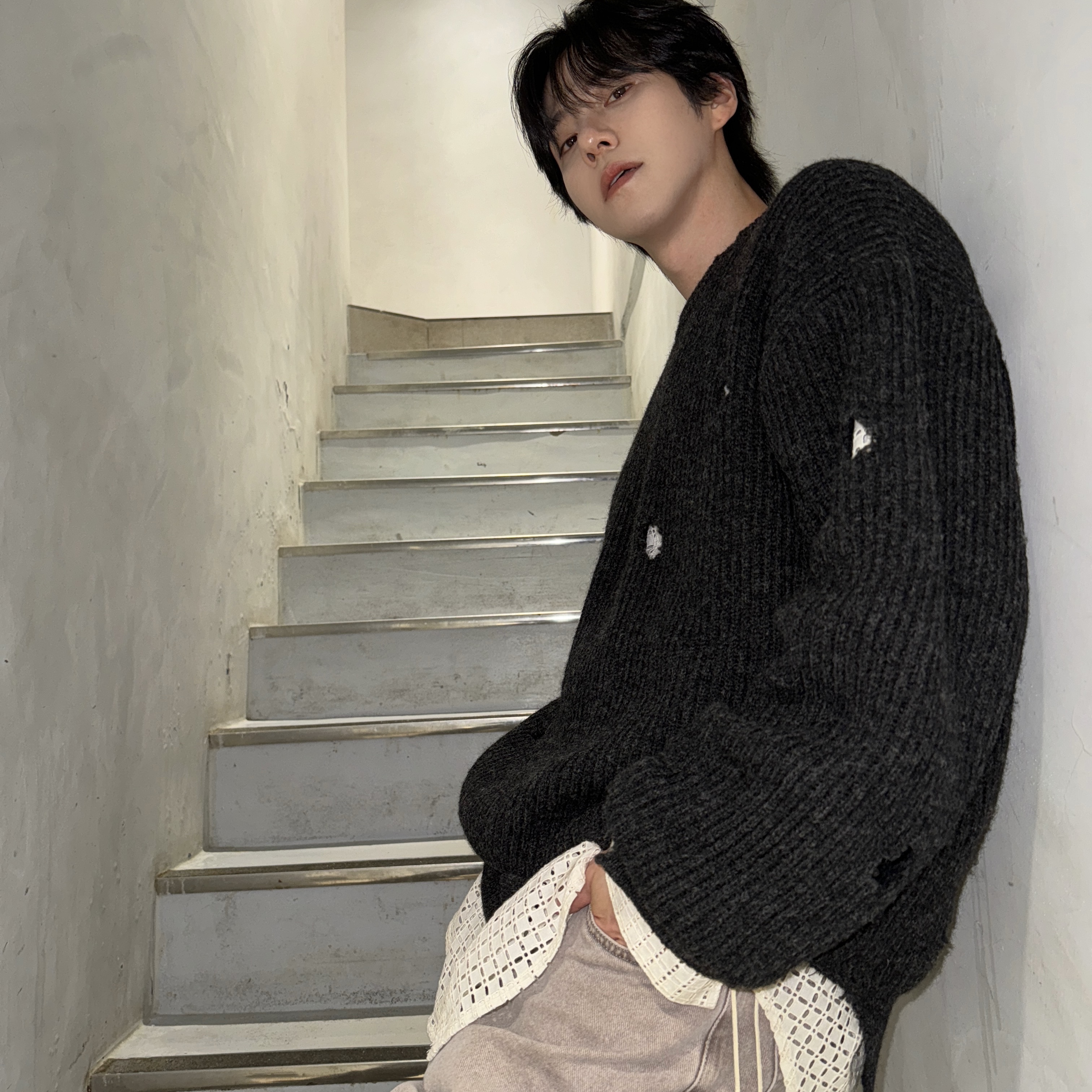 STU Destroyed Knit Charcoal with Name Tag 착용 스타일 - 2