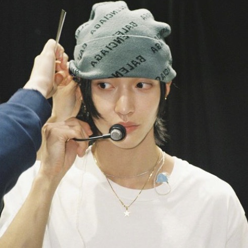 Balenciaga Mirror Mini Allover Logo Beanie Grey 착용 스타일