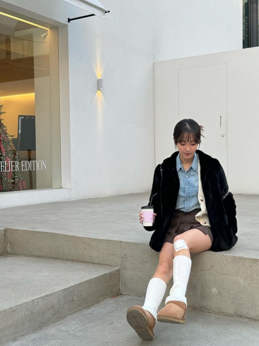 (W) UGG Classic Ultra Mini Boots Chestnut 착용 스타일 - 2