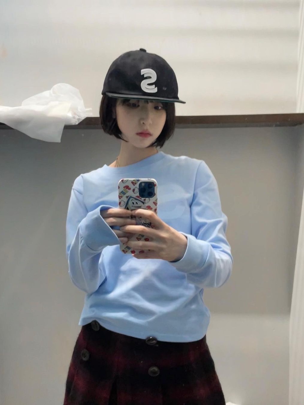 [KREAM 단독] Safarispot Women 1/2 Basic Safari LS T-Shirt White, [예약 배송][KREAM 단독] Safarispot Women 1/2 Basic Safari LS T-Shirt Black 착용 스타일
