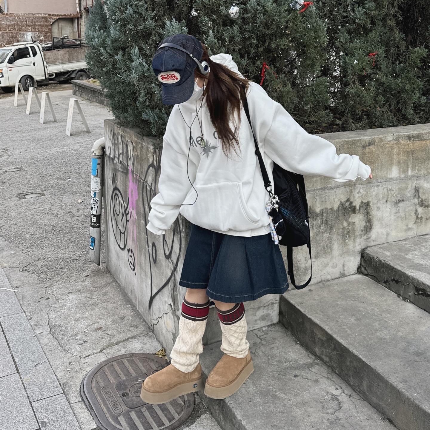 (W) UGG Classic Sweater Letter Boots Chestnut 착용 스타일 - 2