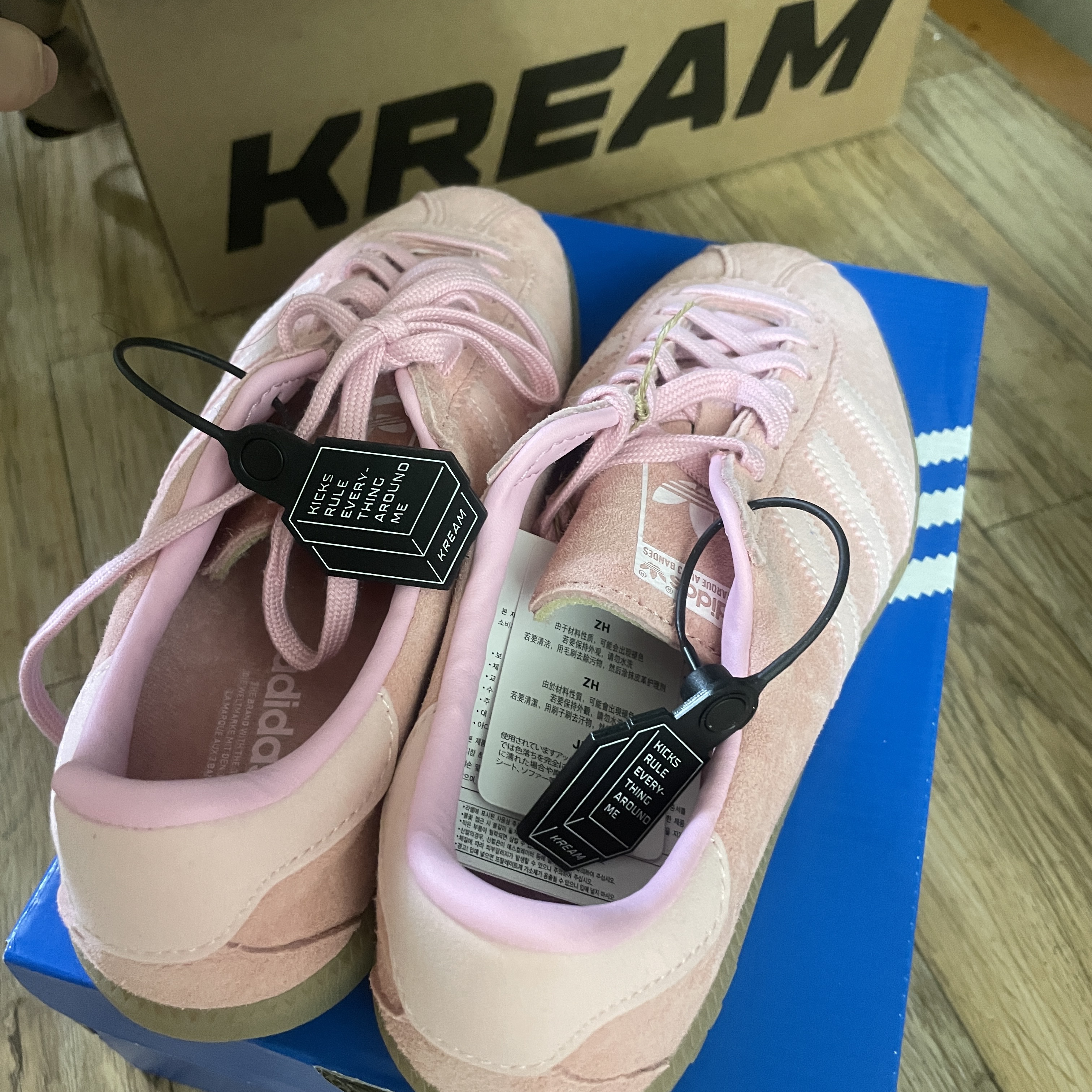 Adidas Bermuda Glow Pink 착용 스타일