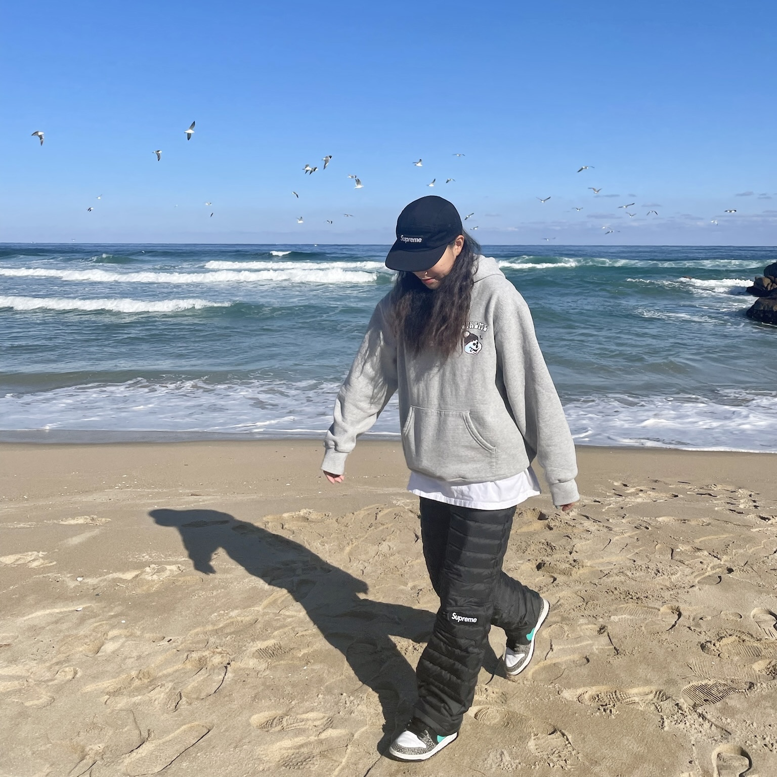 Supreme Snowman Hooded Sweatshirt Heather Grey - 21FW, Supreme Washed Chino Twill Camp Cap Black 착용 스타일 - 2