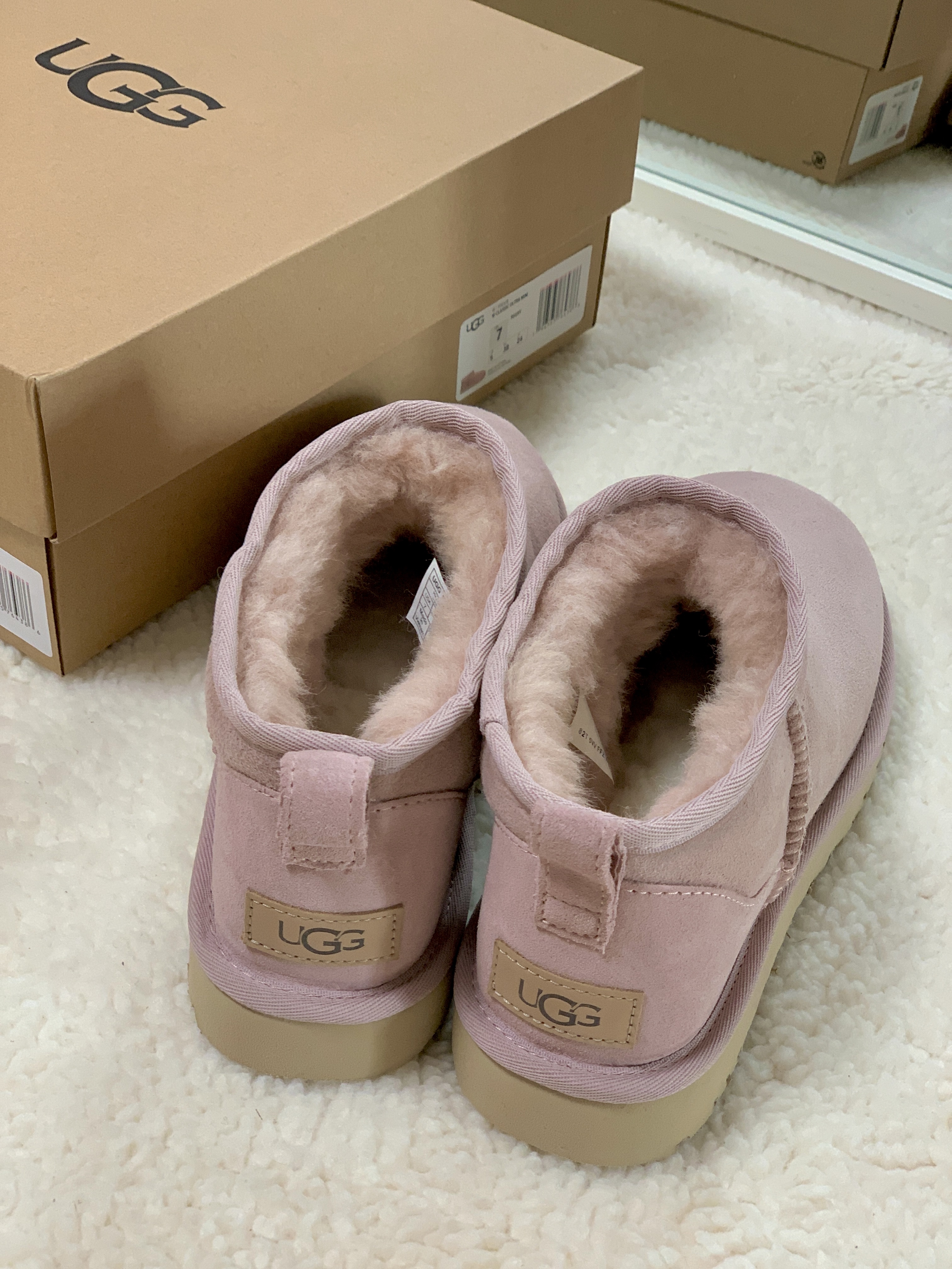 (W) UGG Classic Ultra Mini Rose Grey 착용 스타일 - 10