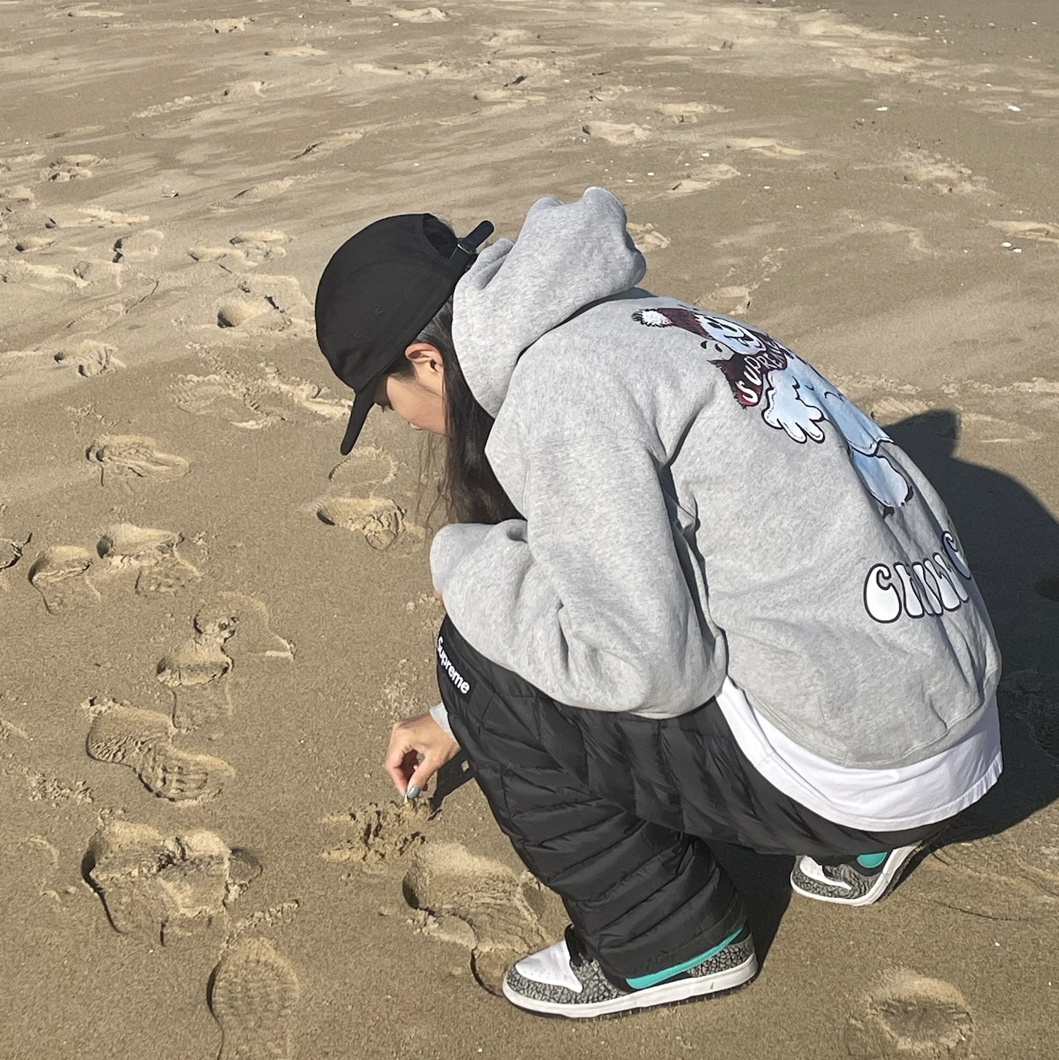 Supreme Snowman Hooded Sweatshirt Heather Grey - 21FW, Supreme Washed Chino Twill Camp Cap Black 착용 스타일 - 3