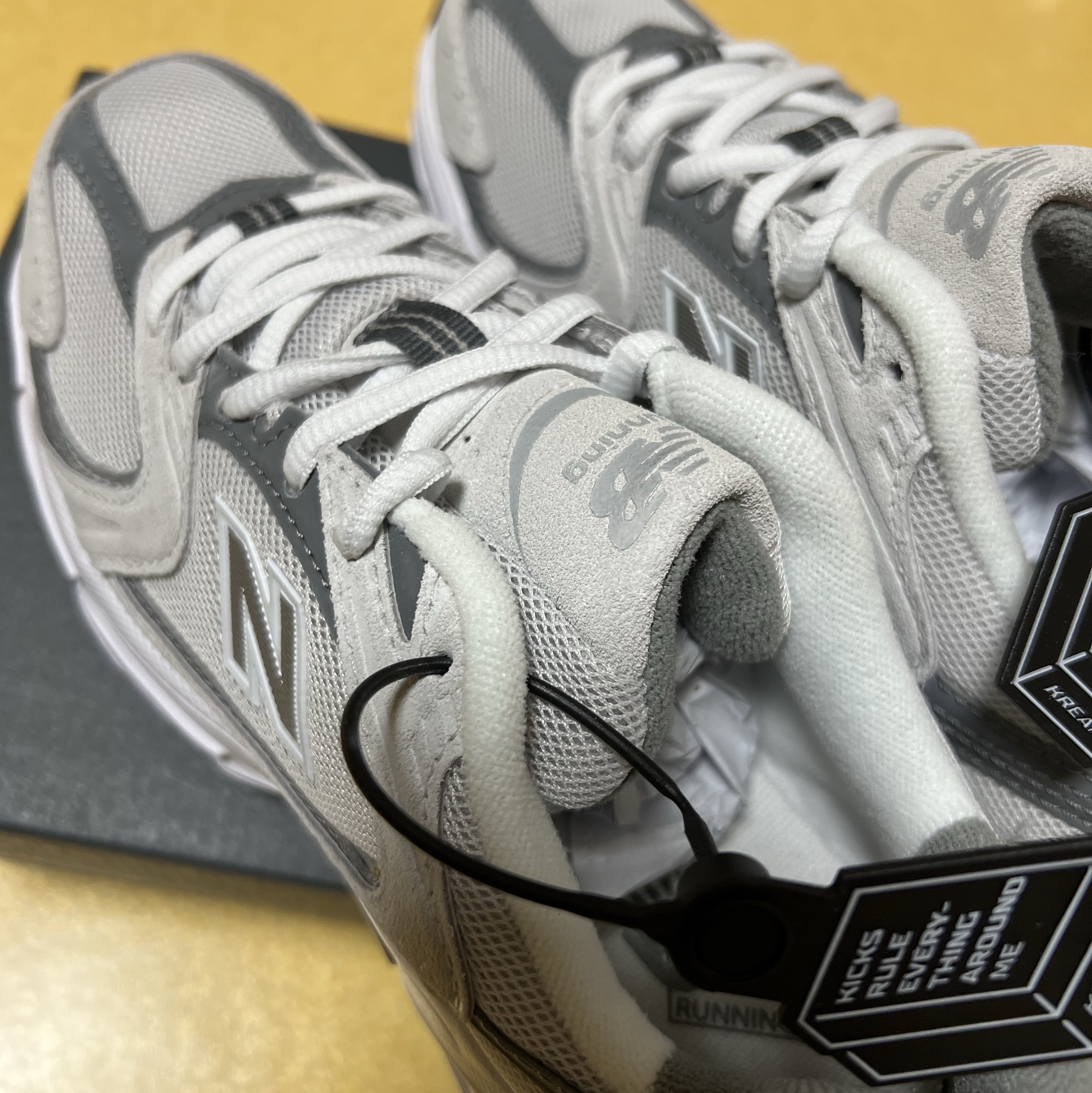 New Balance 530 Classic Grey 착용 스타일