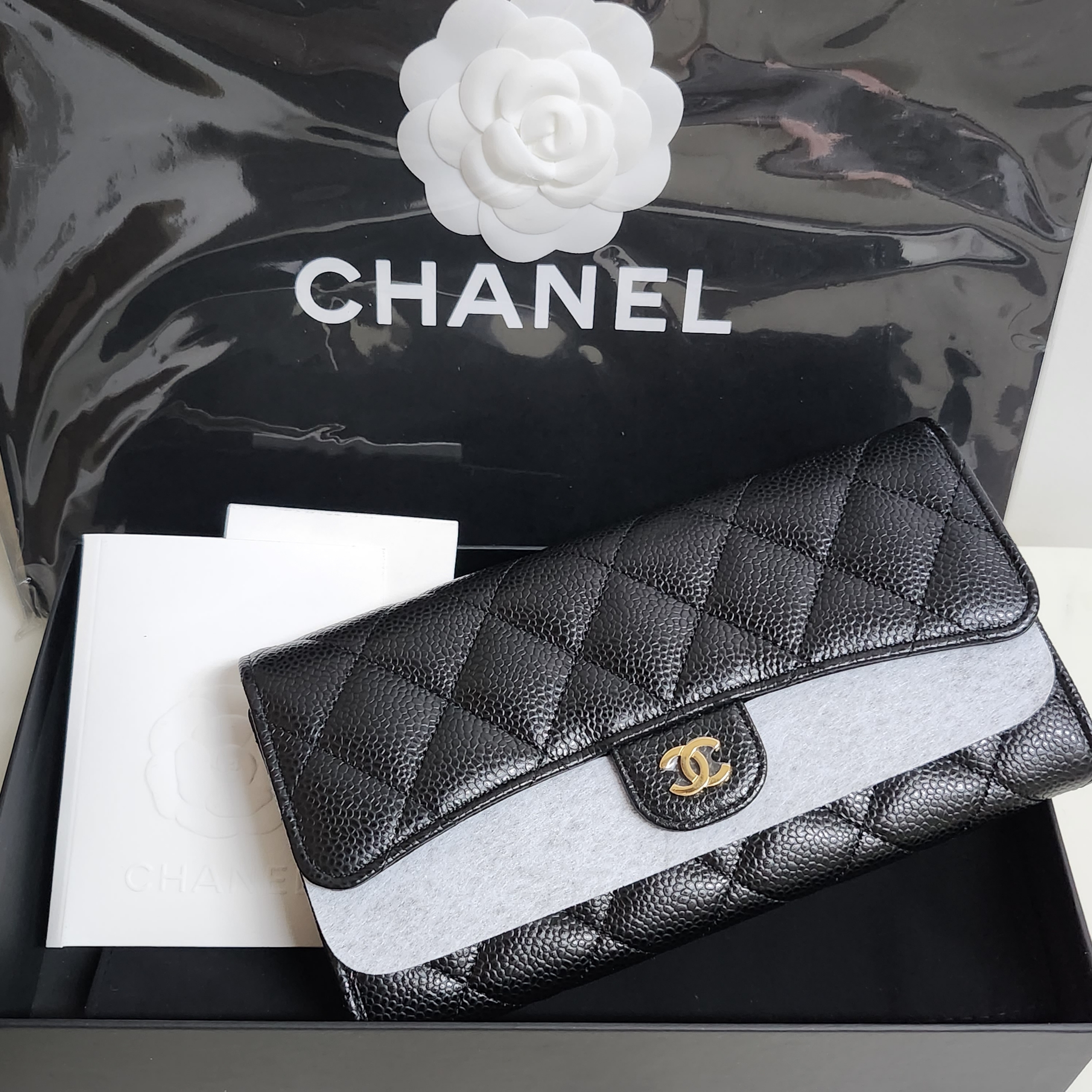 Chanel Classic Long Flap Wallet Grained Calfskin & Gold Black 착용 스타일
