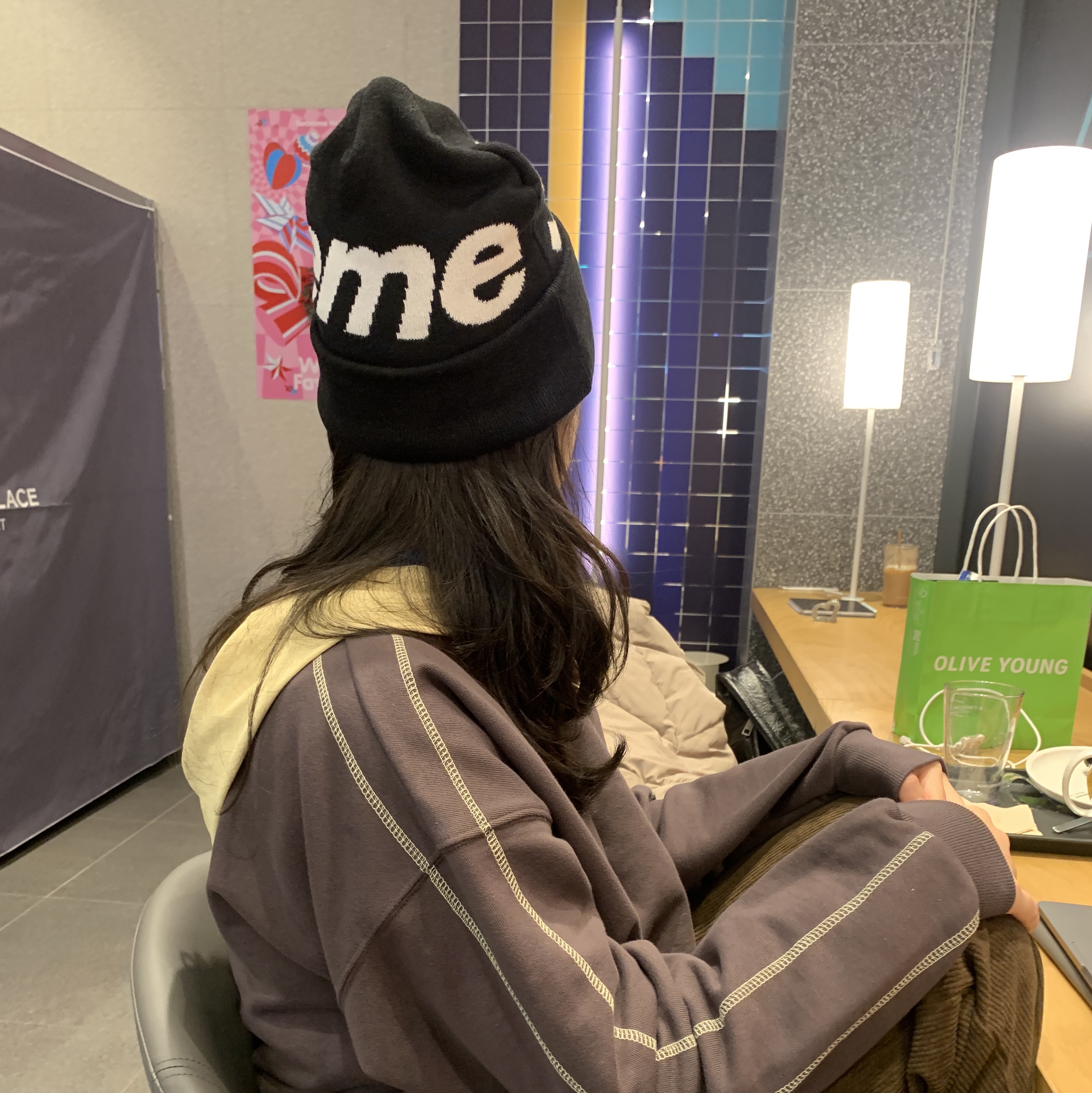 Supreme Big Logo Beanie Black 착용 스타일 - 2